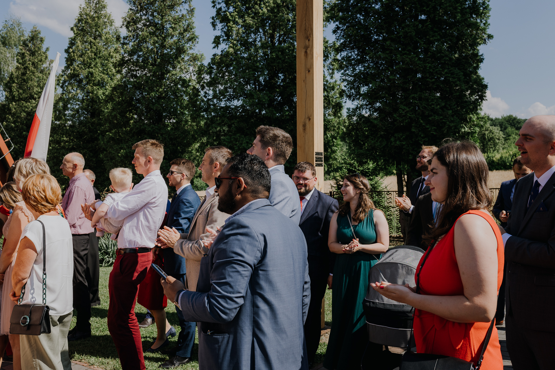 Goście weselni ucieszeni na widok Pary Młodej