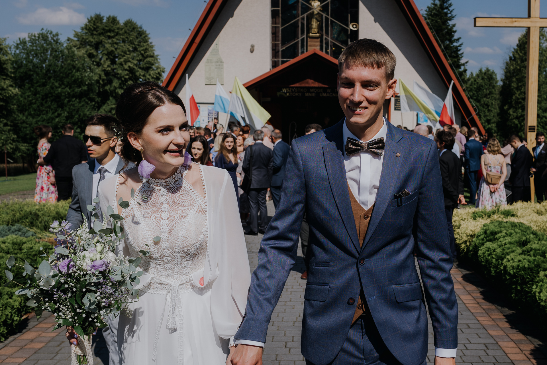 Państwo Młodzi uradowani pod kościołem