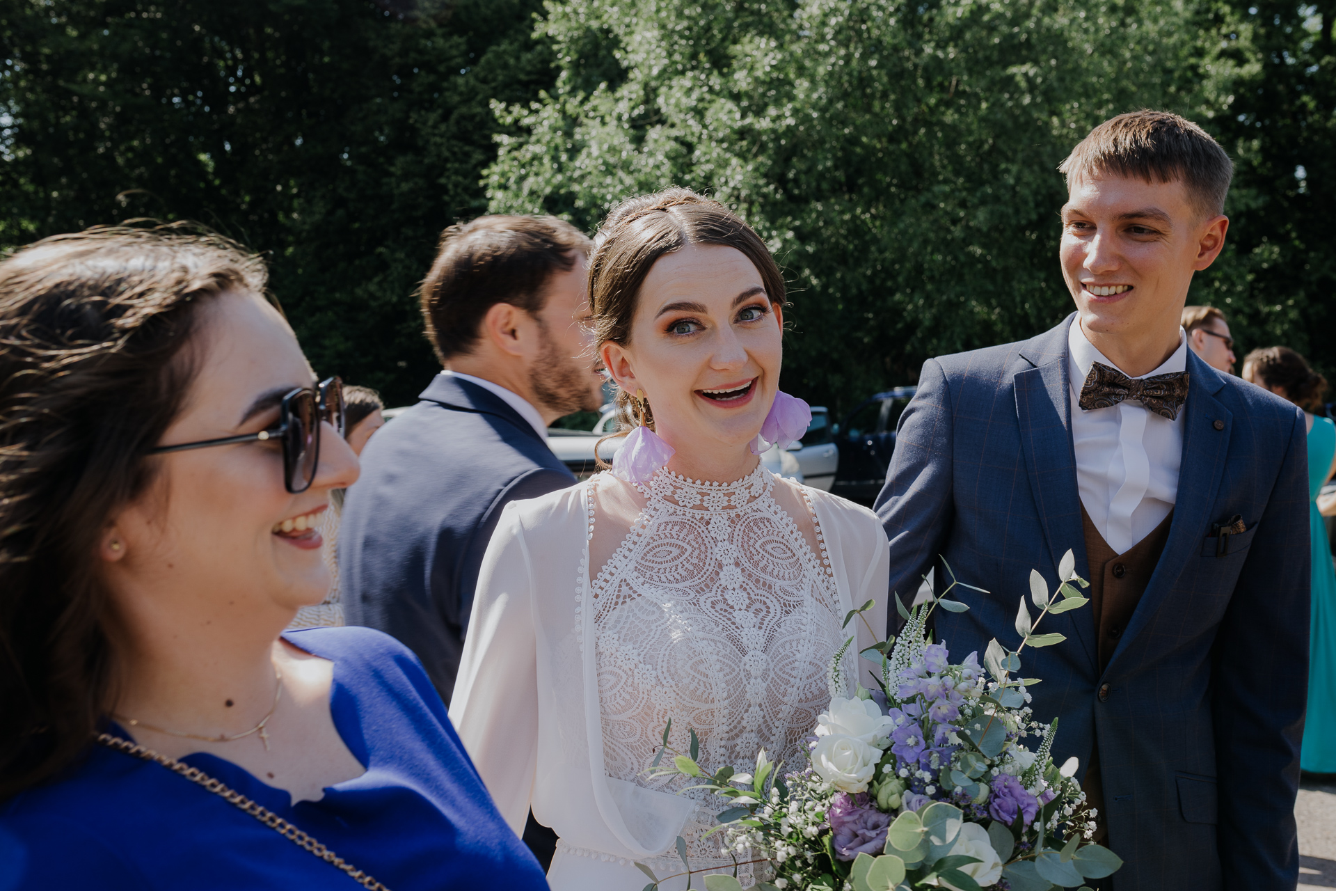 Państwo Młodzi uradowani z gośćmi weselnymi