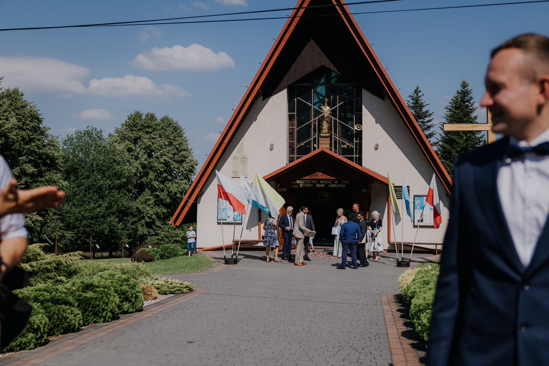 goście pod kościołem w Jaroszówce