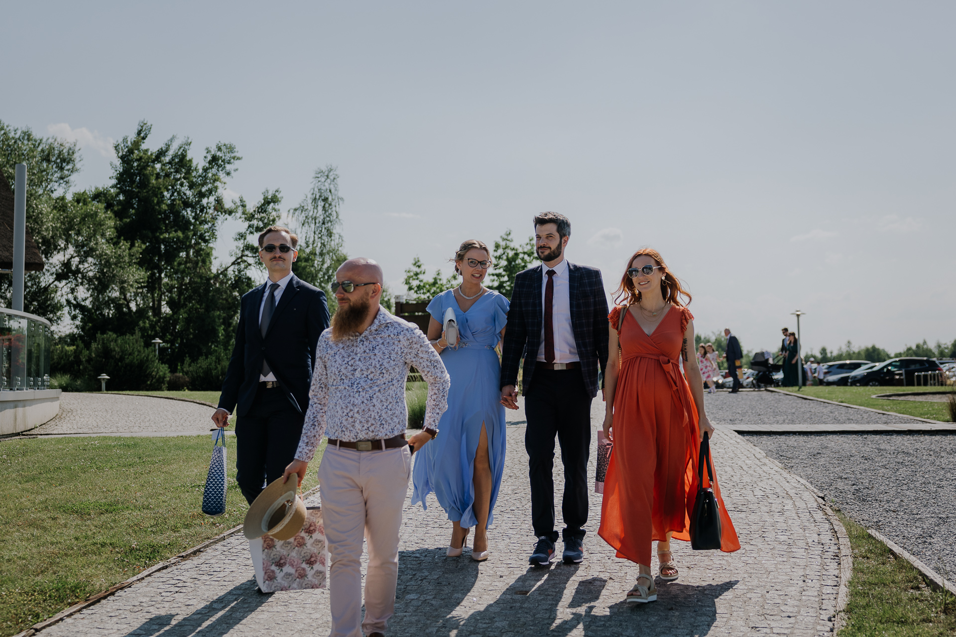 Goście weselni w drodze na salę weselną w Kuter Port Nieznanowice