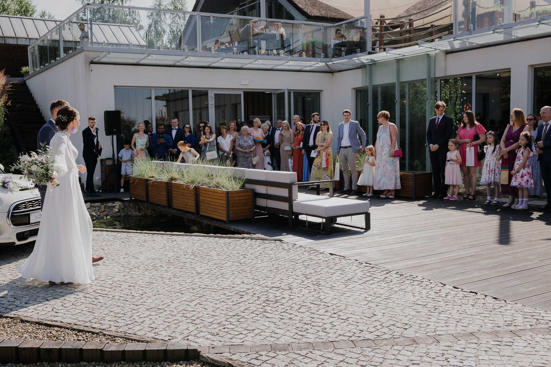 goście weselni uradowani na widok Pary Młodej