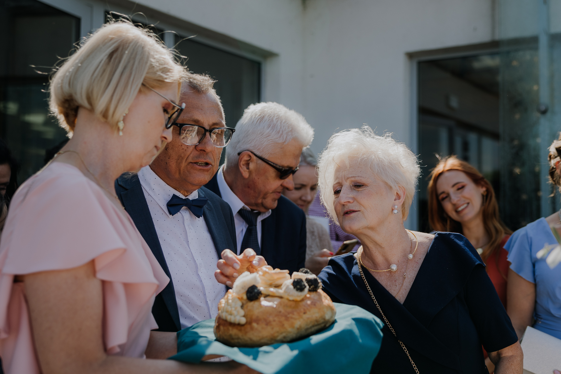 Przywitanie chlebem i solą Pary Młodej przez rodziców Pary Młodej
