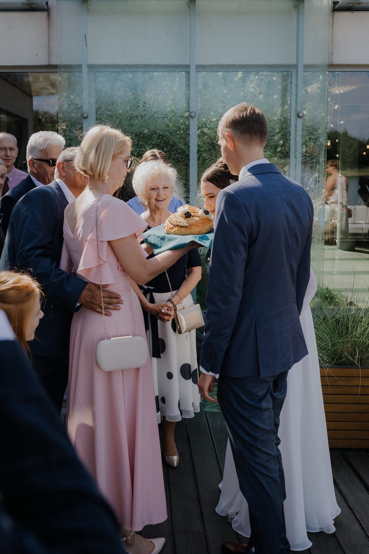 Przywitanie chlebem i solą Pary Młodej przez rodziców Pary Młodej