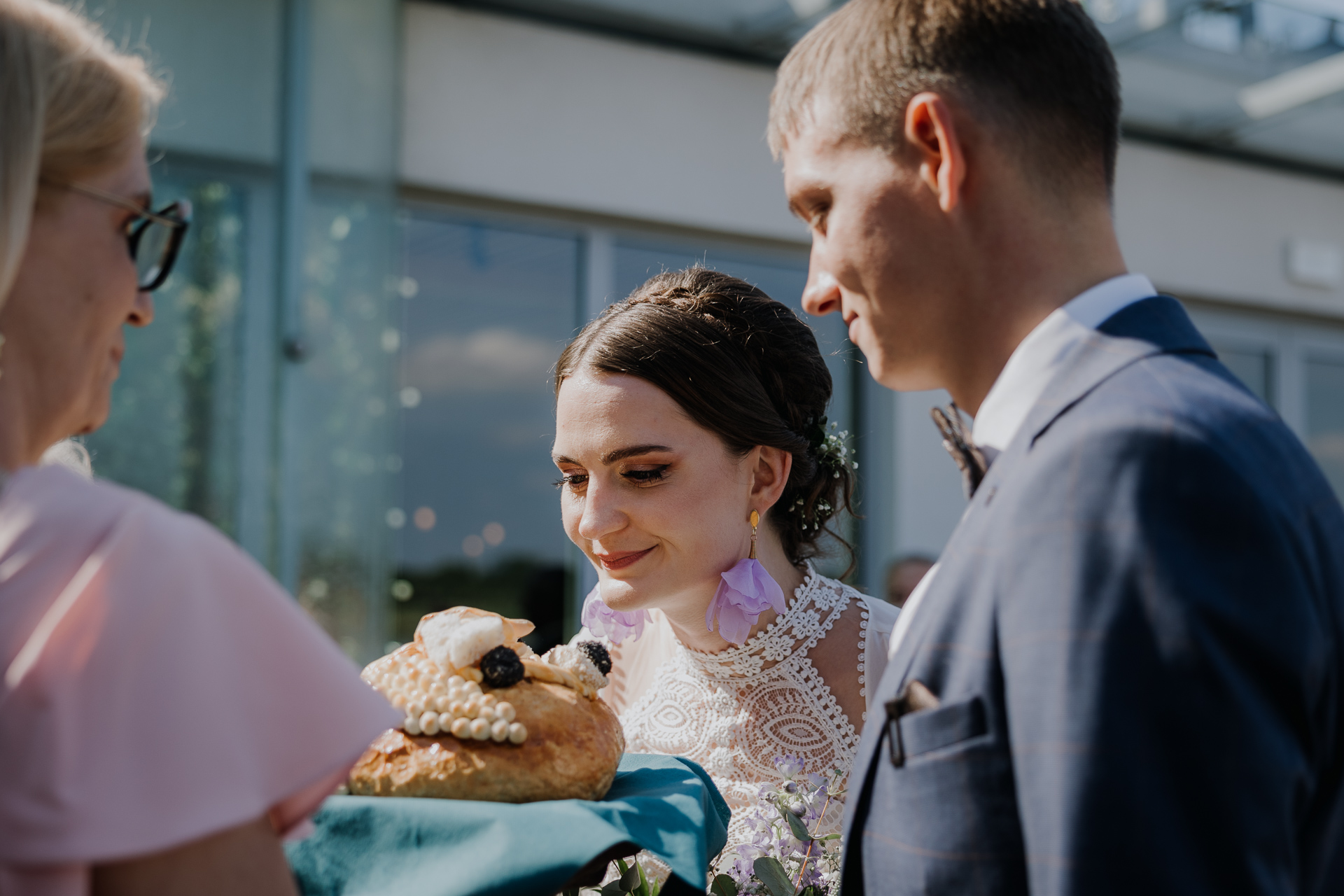 Przywitanie chlebem i solą Pary Młodej przez rodziców Pary Młodej