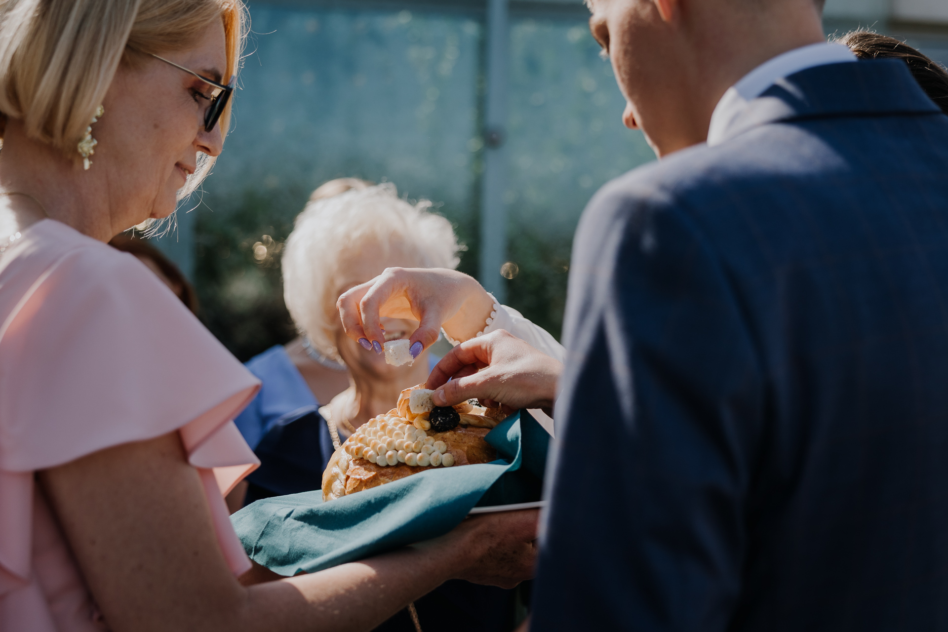 Przywitanie chlebem i solą Pary Młodej przez rodziców Pary Młodej