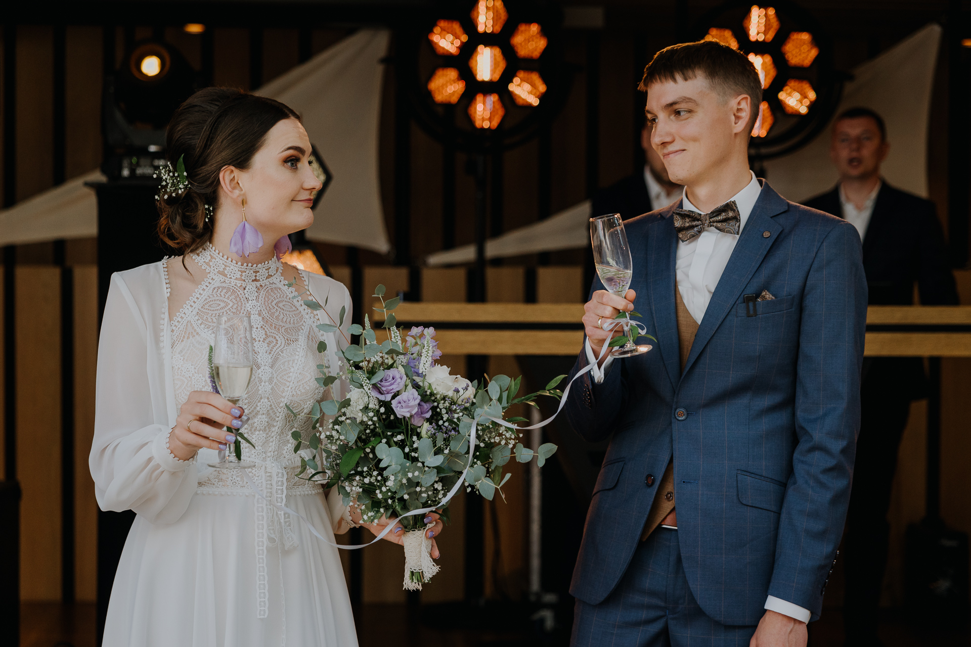 Państwo Młodzi wznoszą toast wraz z gośćmi