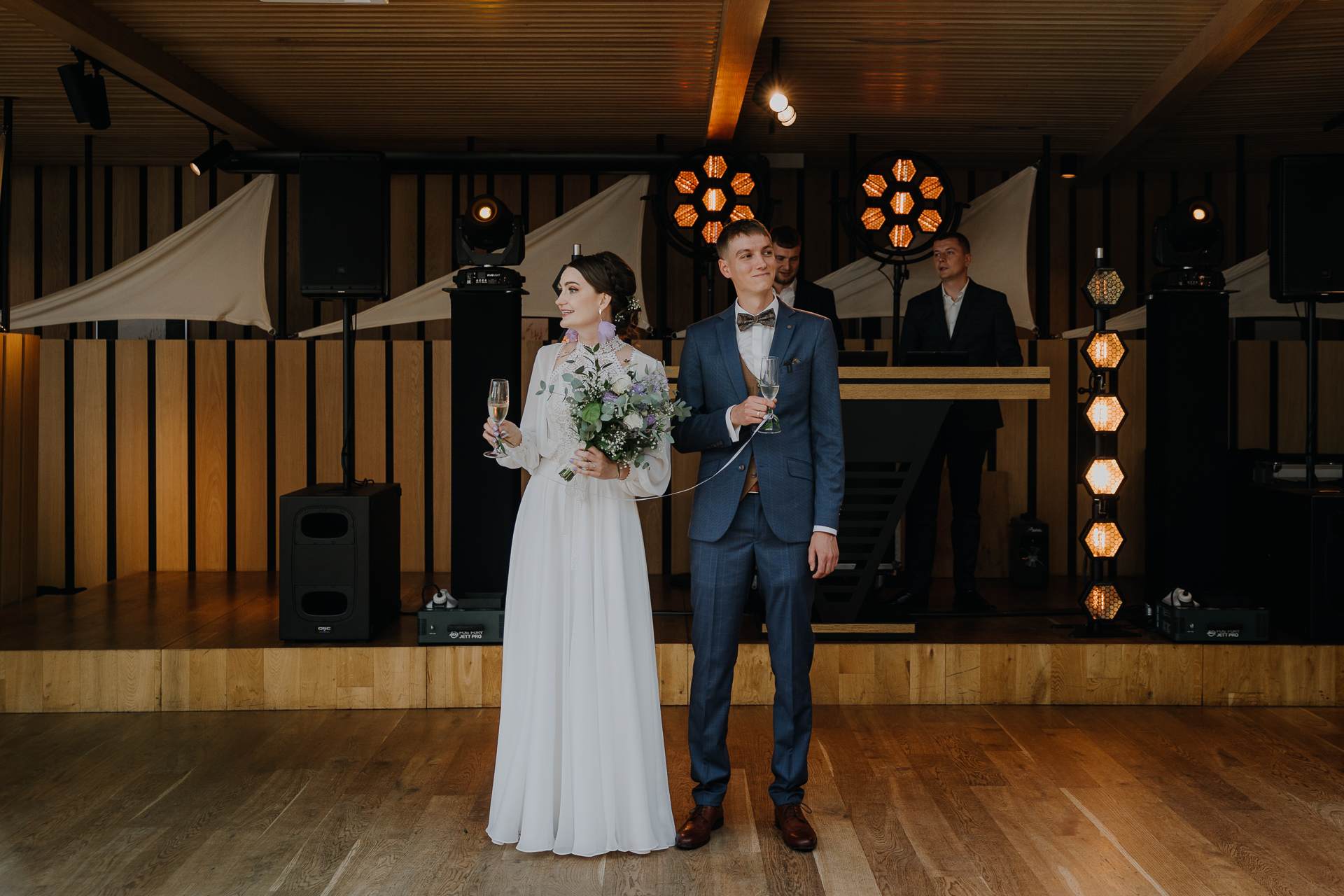 Państwo Młodzi wznoszą toast wraz z gośćmi