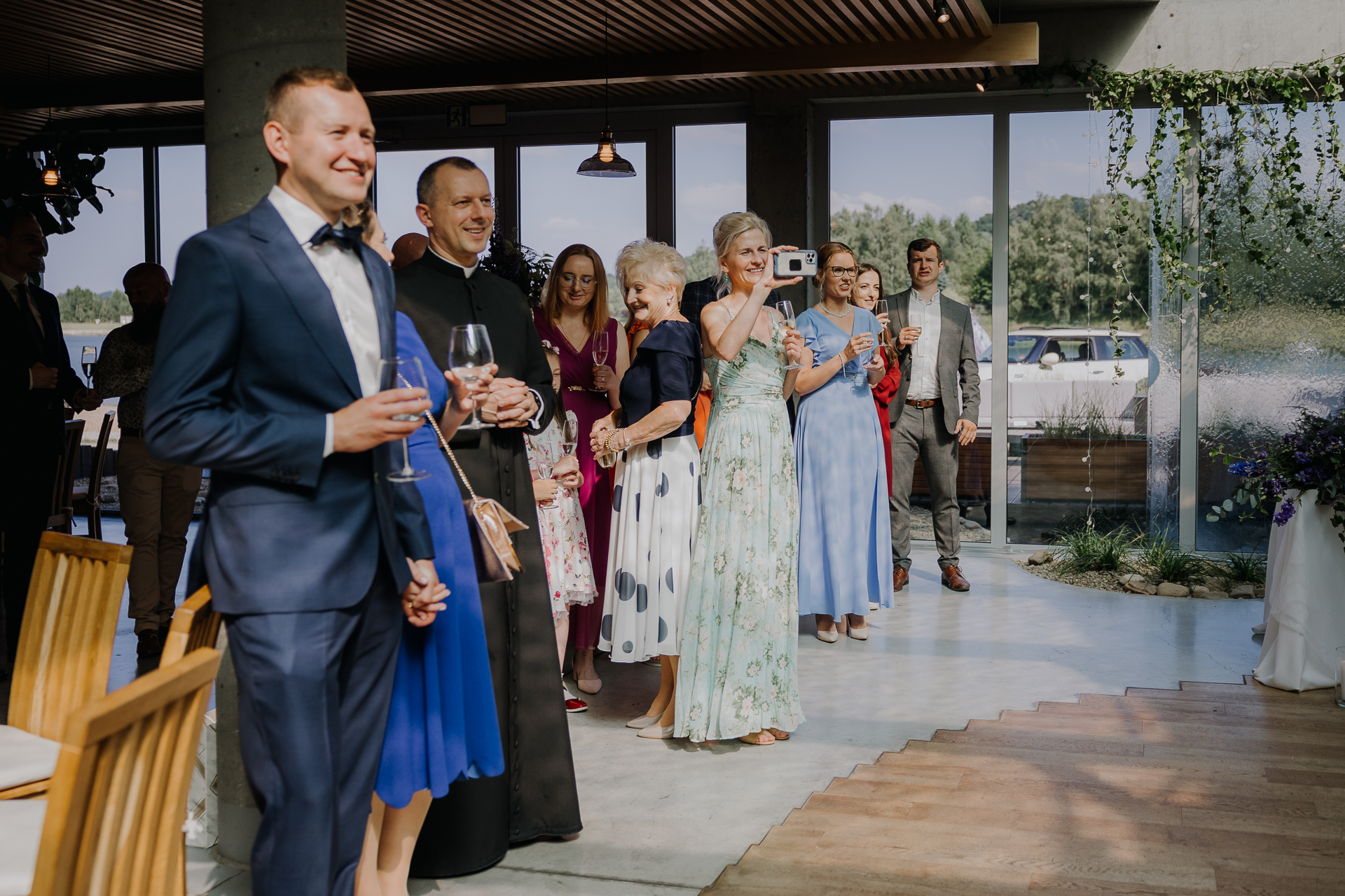 Państwo Młodzi wznoszą toast wraz z gośćmi