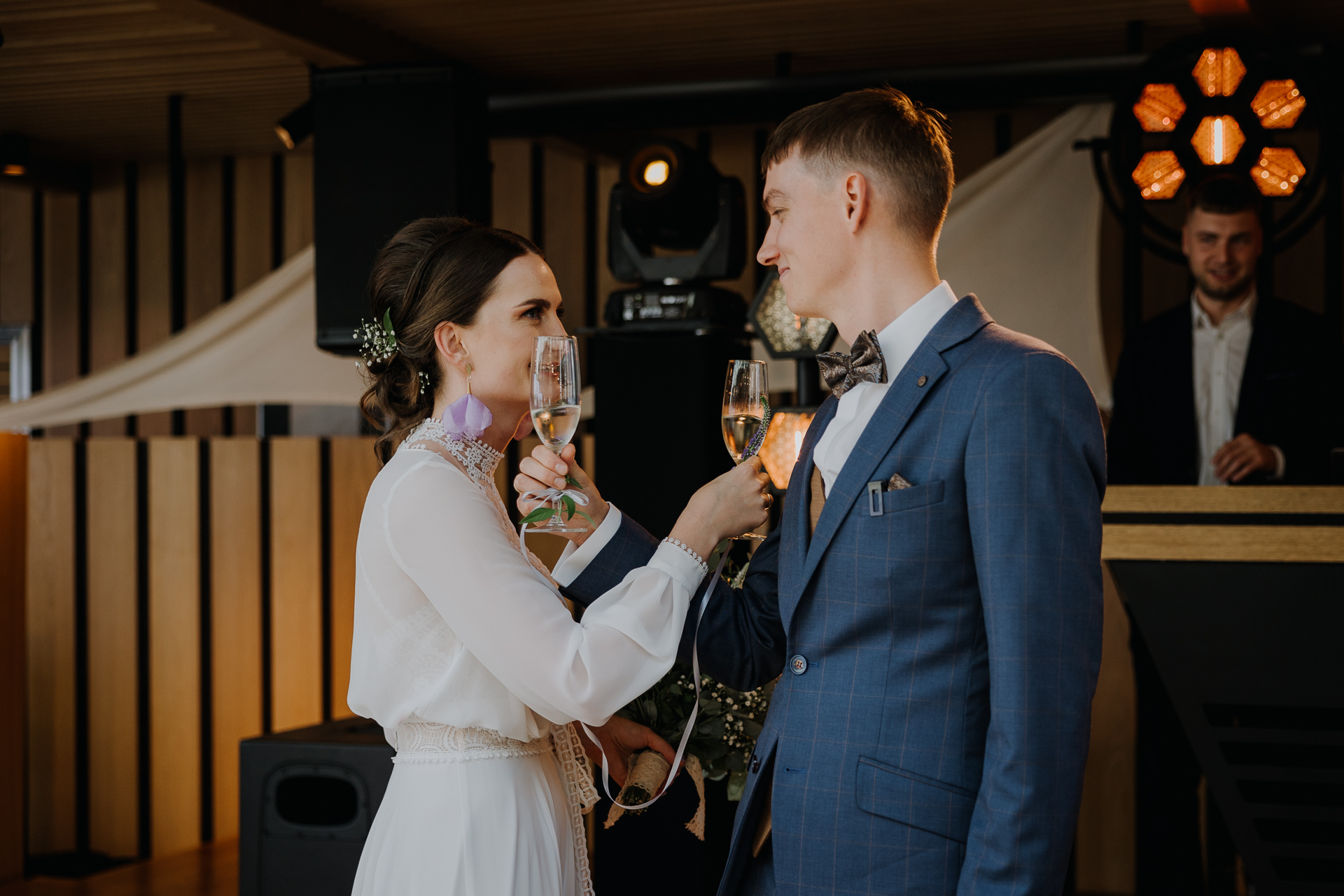 Państwo Młodzi wznoszą toast wraz z gośćmi