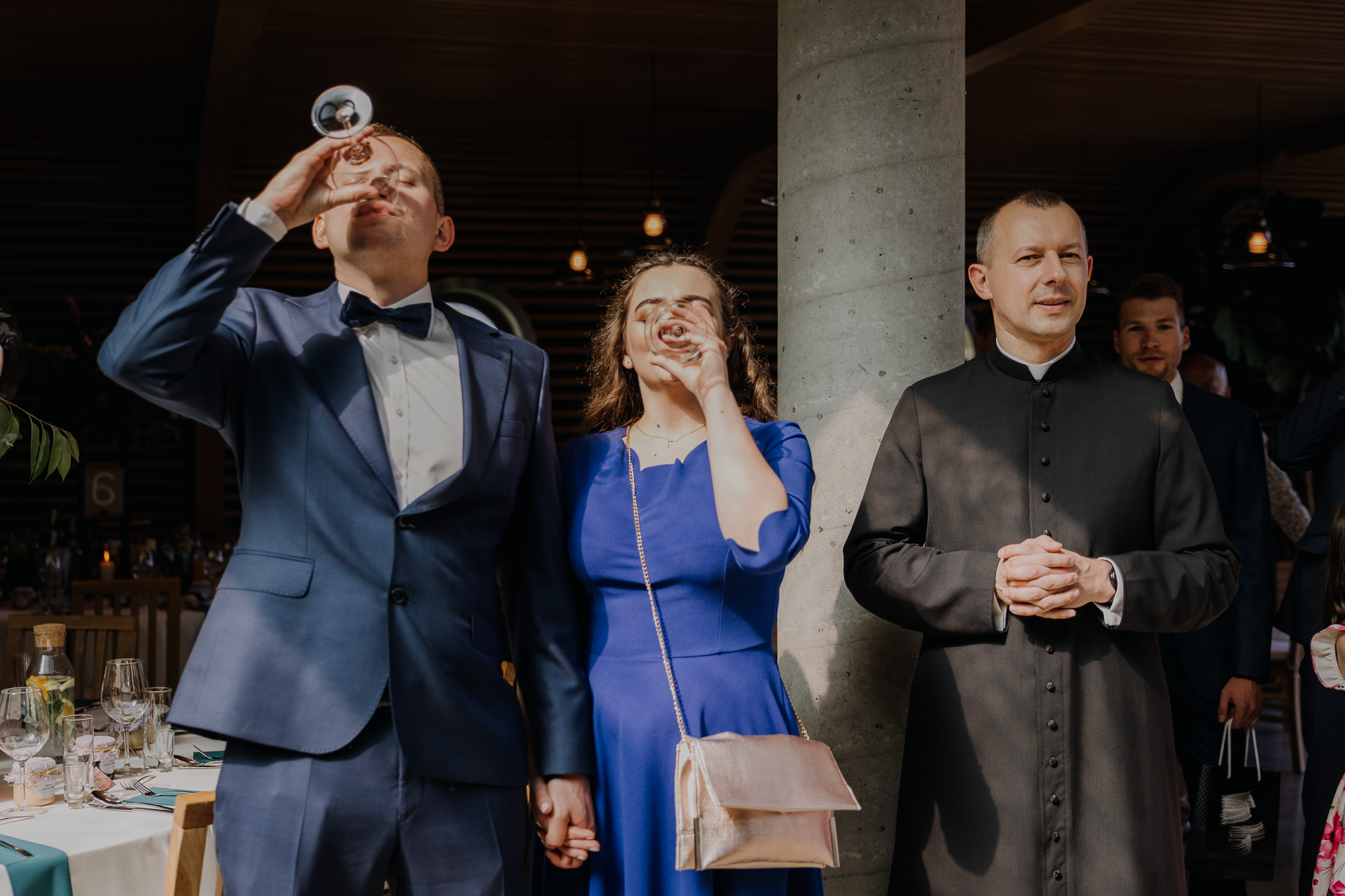 Państwo Młodzi wznoszą toast wraz z gośćmi