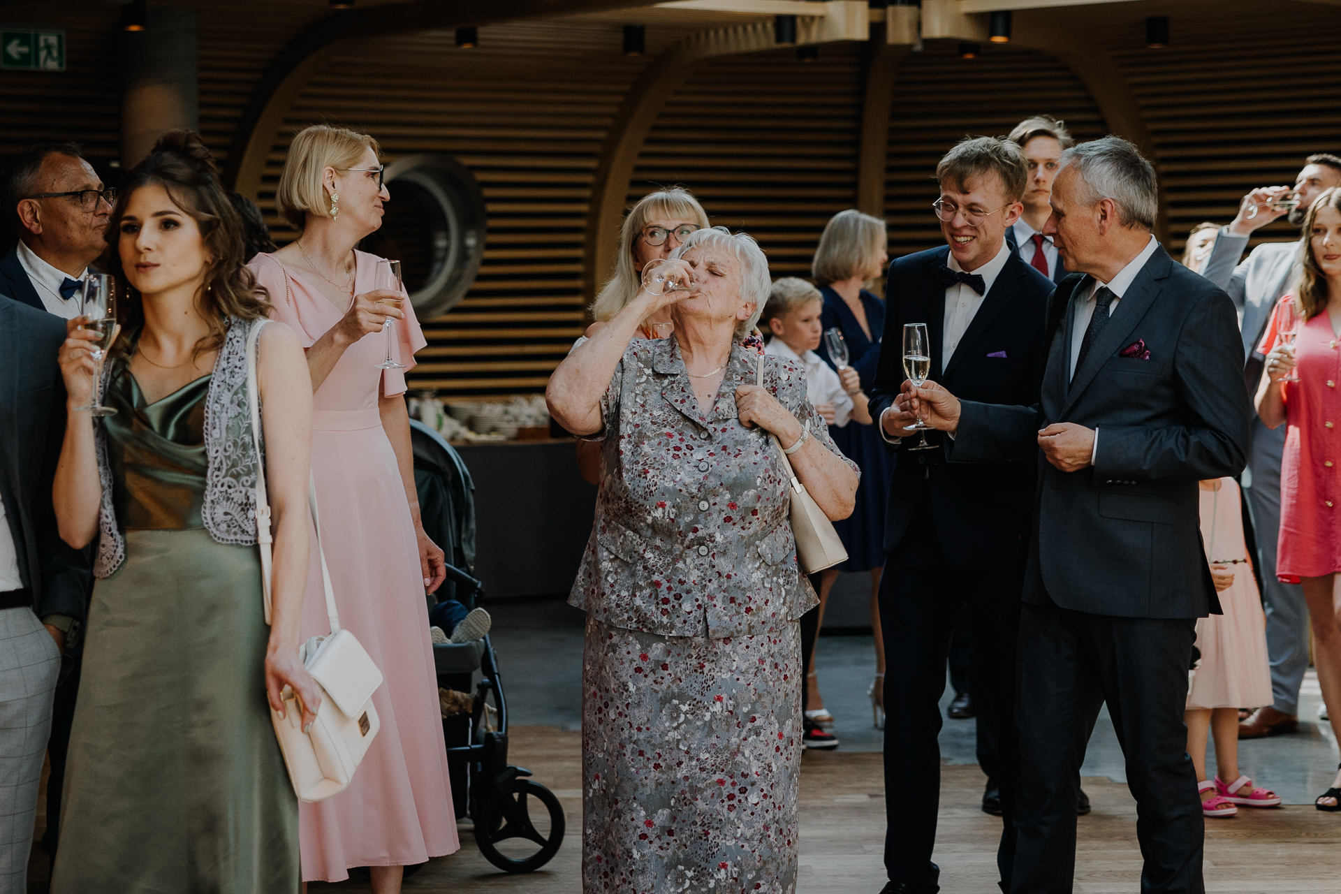 Babcia Pana Młodego wypija szampana