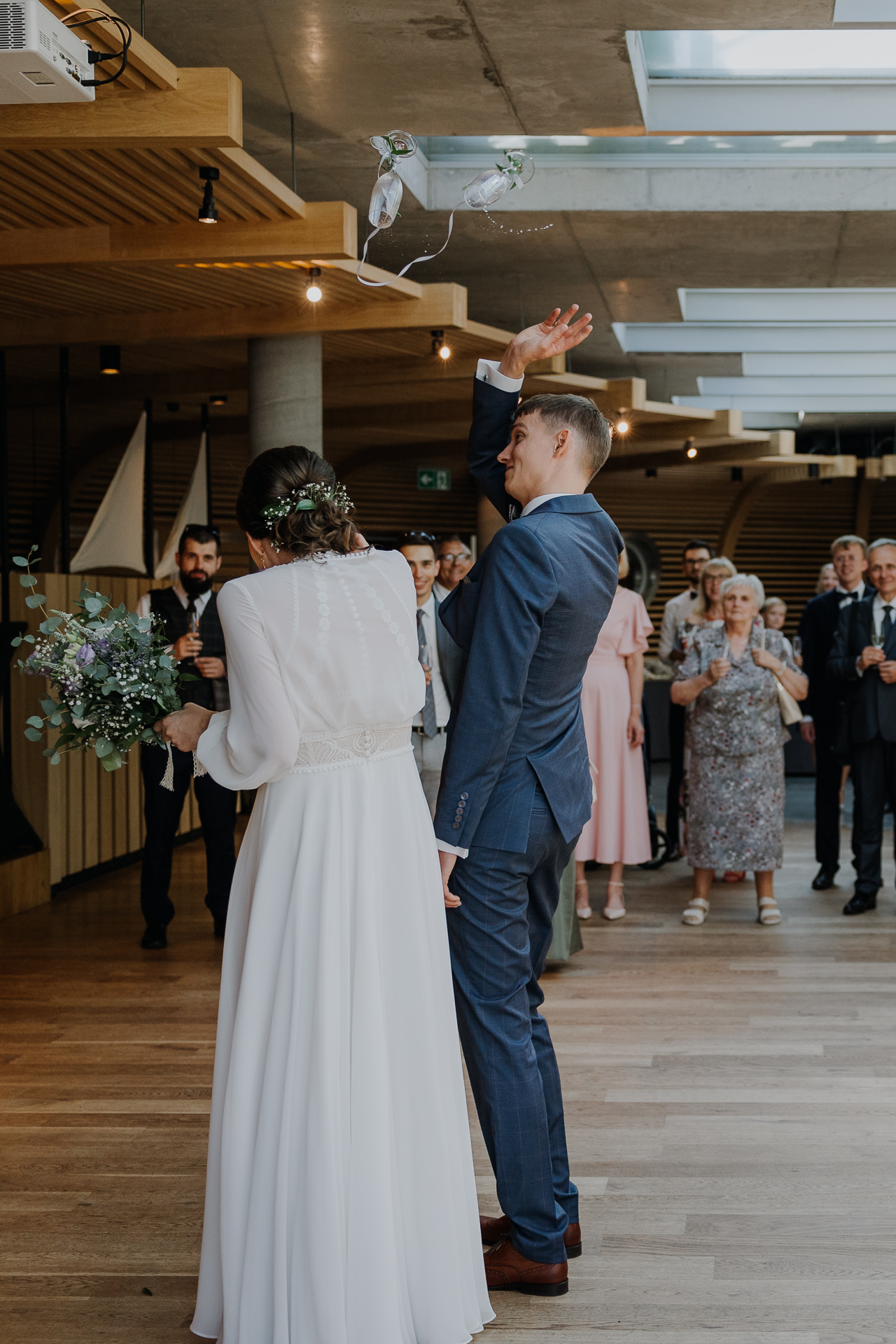 Rzucanie kieliszków przez Państwa Młodych