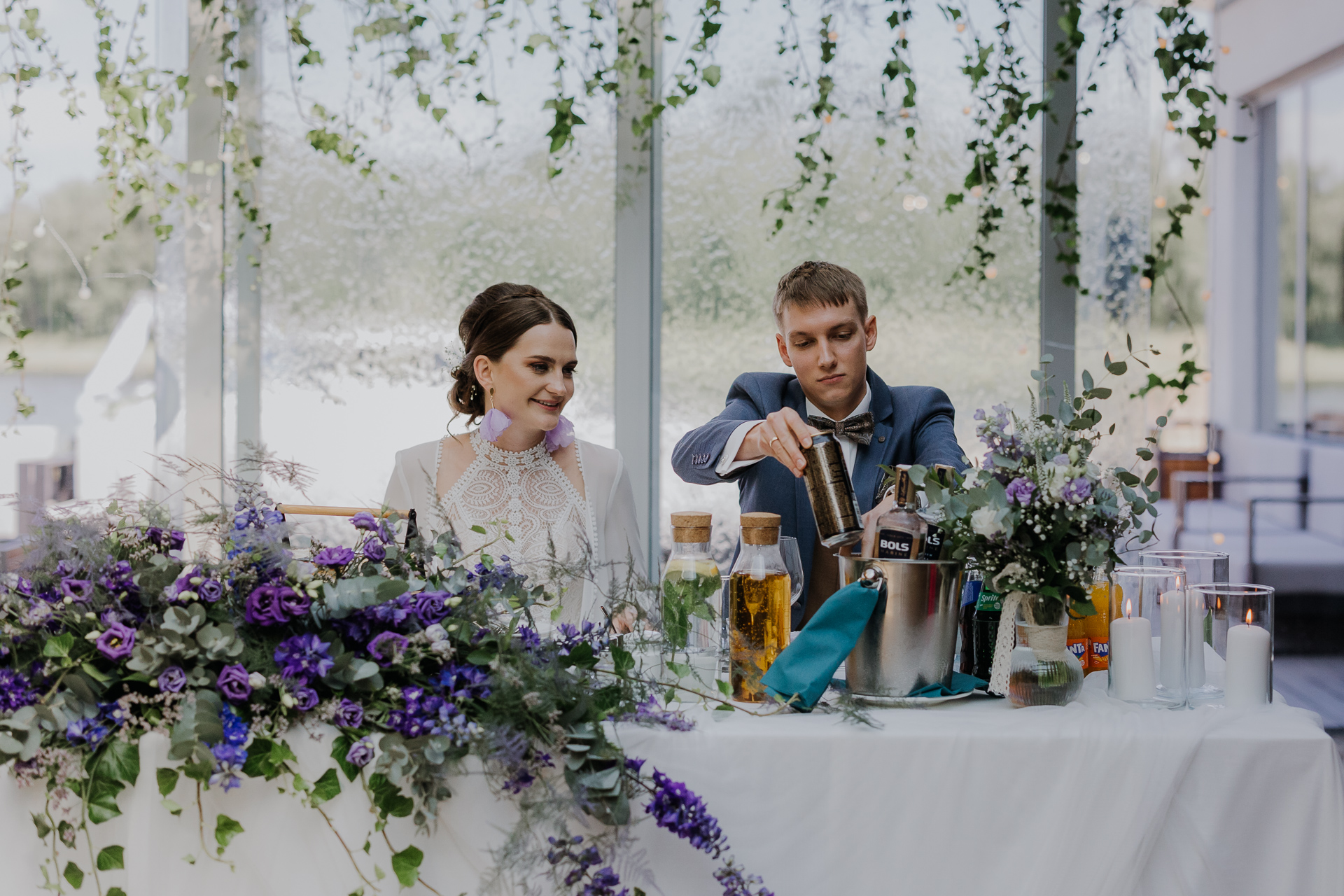 Pan Młody chłodzi piwo