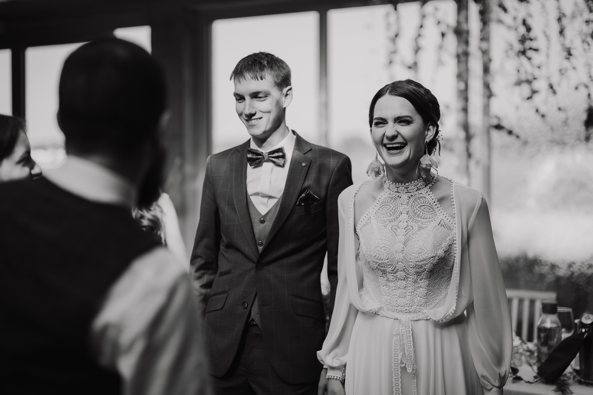 Państwo Młodzi ucieszeni i wzruszeni na widok gości