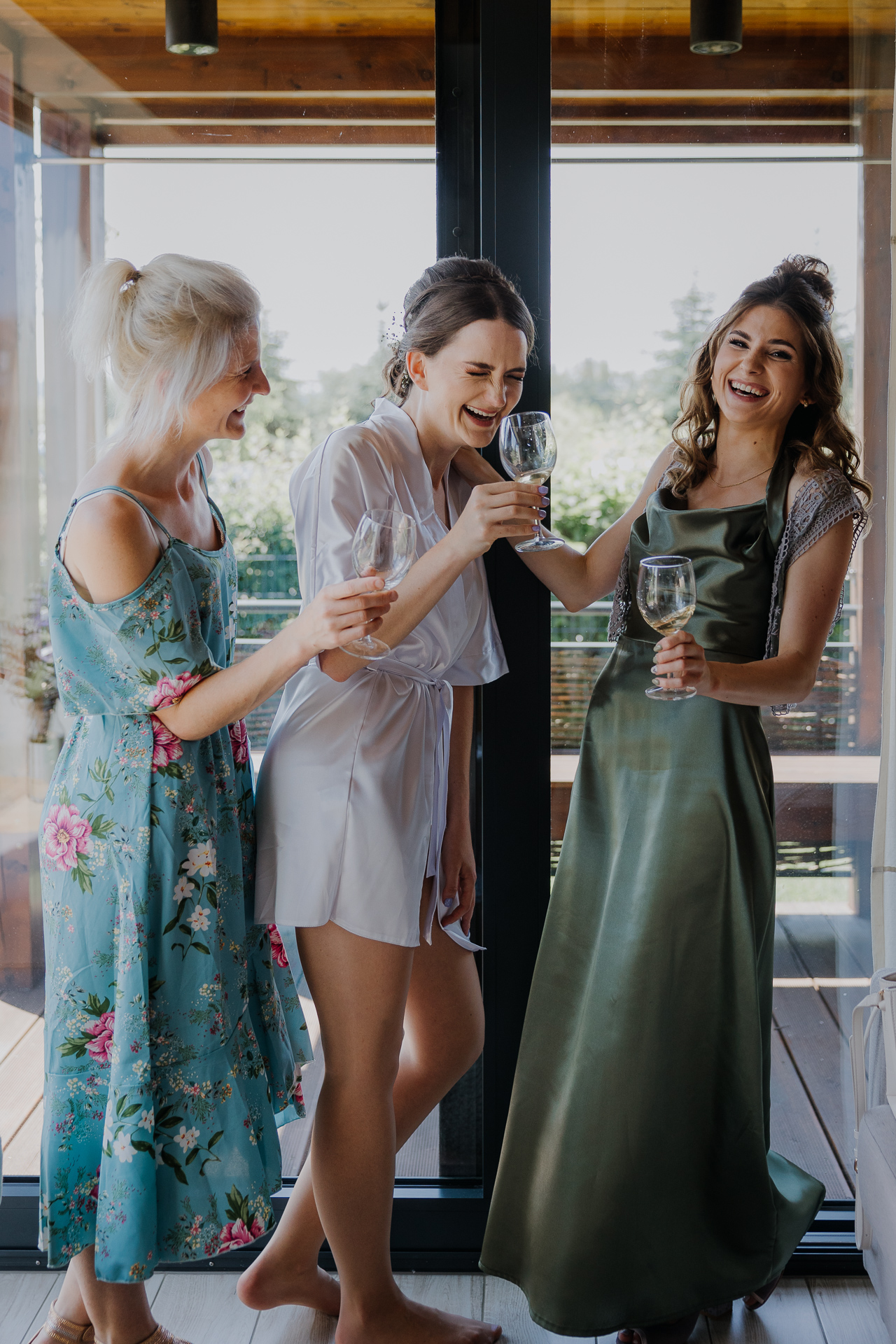 Panna Młoda z druhnami i szampanem