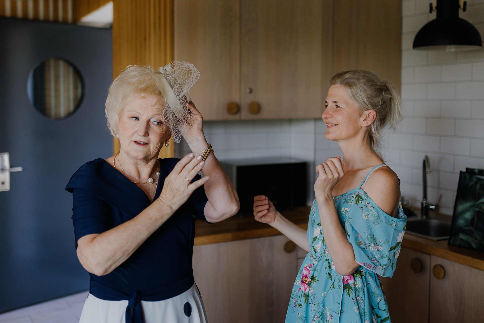 Mama i siostra Panny Młodej przygotowują się do ślubu