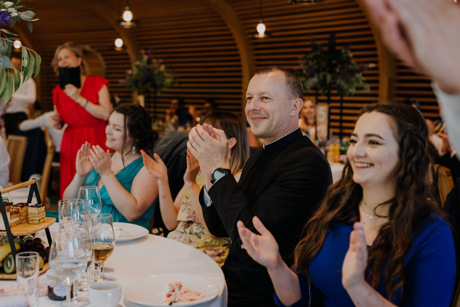 wesoła reakcja gości na pierwszy taniec