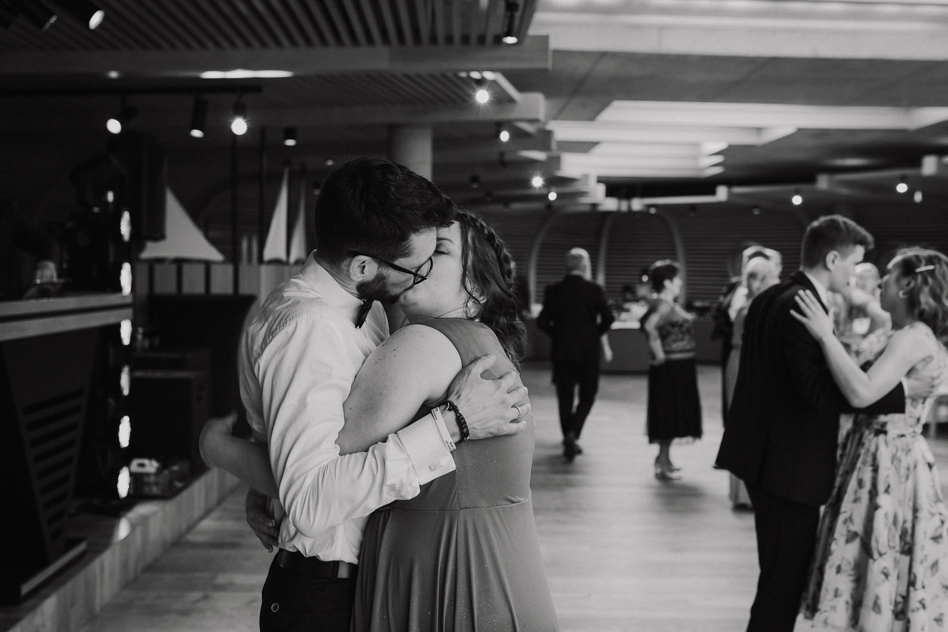 goście weselni całują się na sali weselnej