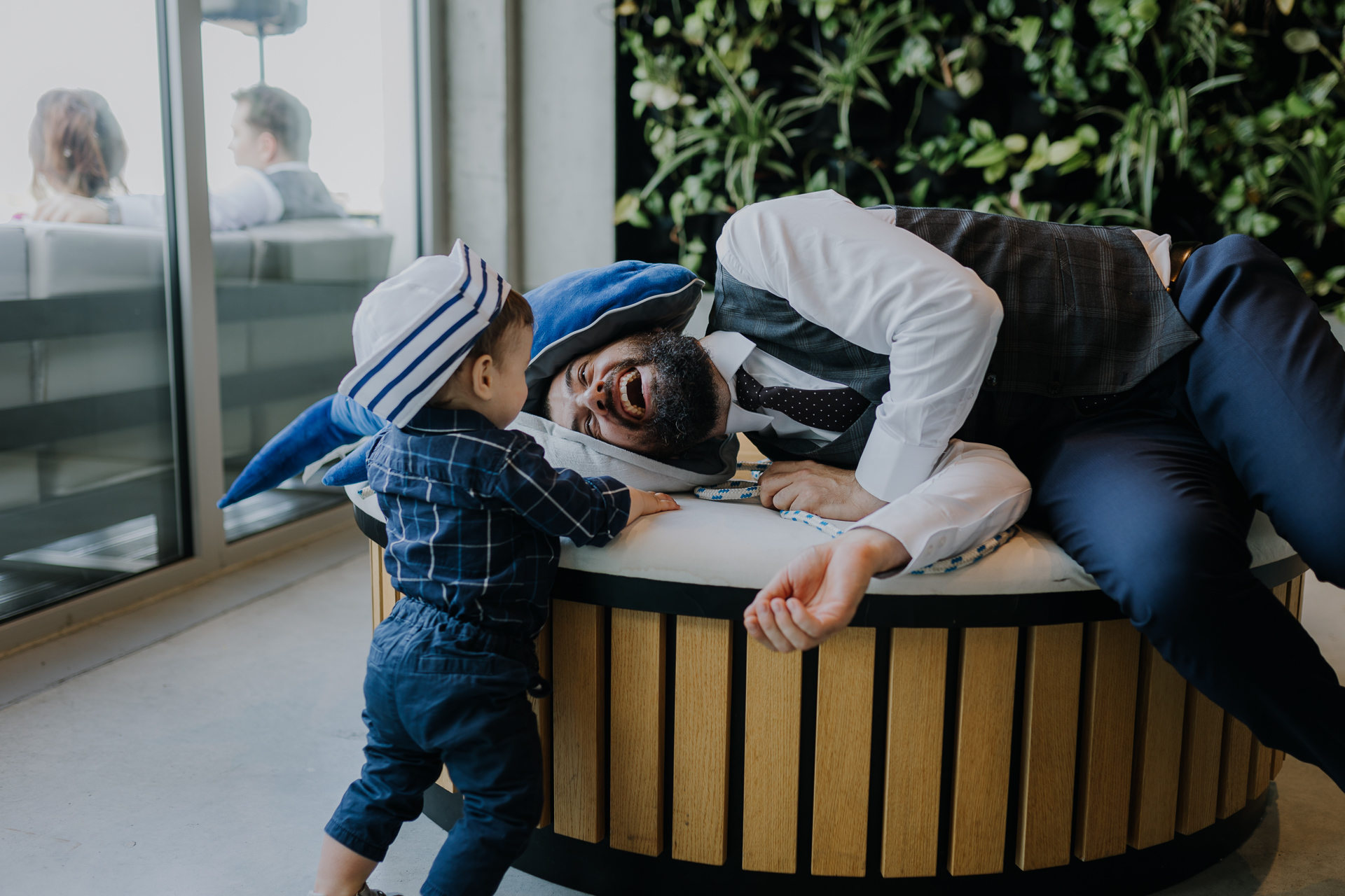 Uśmiechnięty gość weselny z synem