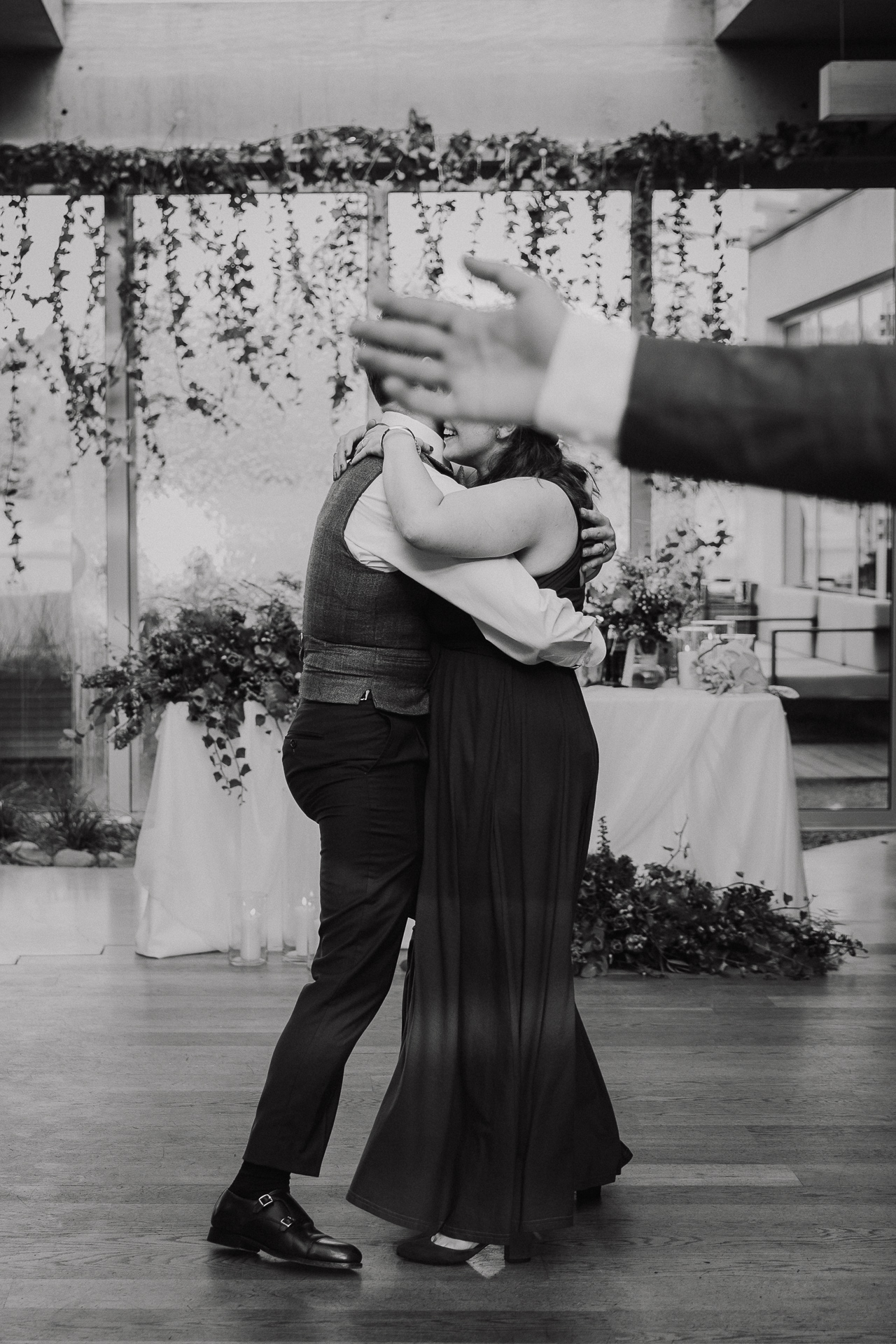 goście weselni tańczący sali weselnej