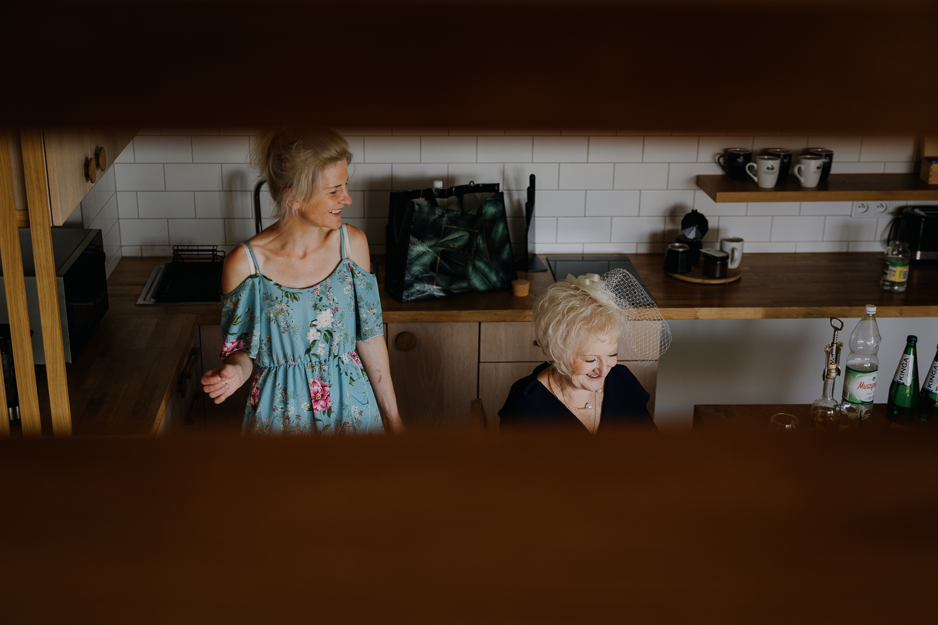 Mama i siostra Panny Młodej w wesołym nastroju podczas przygotowań ślubnych