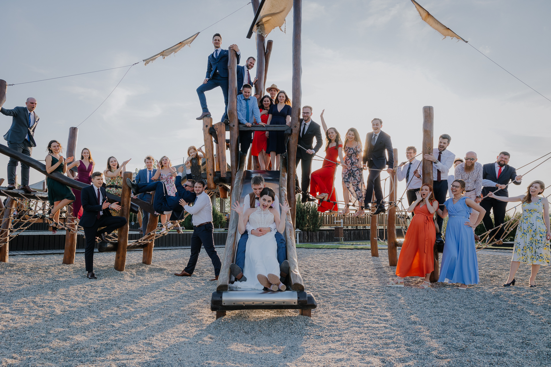 Para Młoda zjeżdża na zjedzalni przy gościach weselnych w Kuter Port Nieznanowice