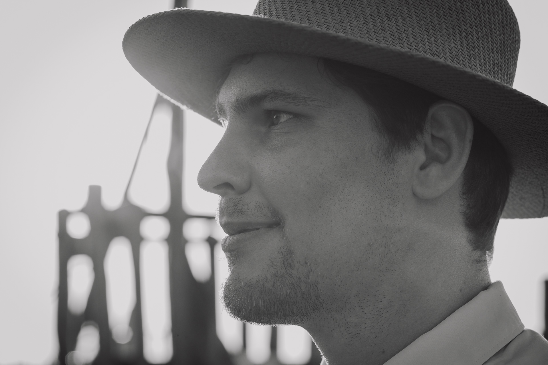 Gość weselny w kapeluszu