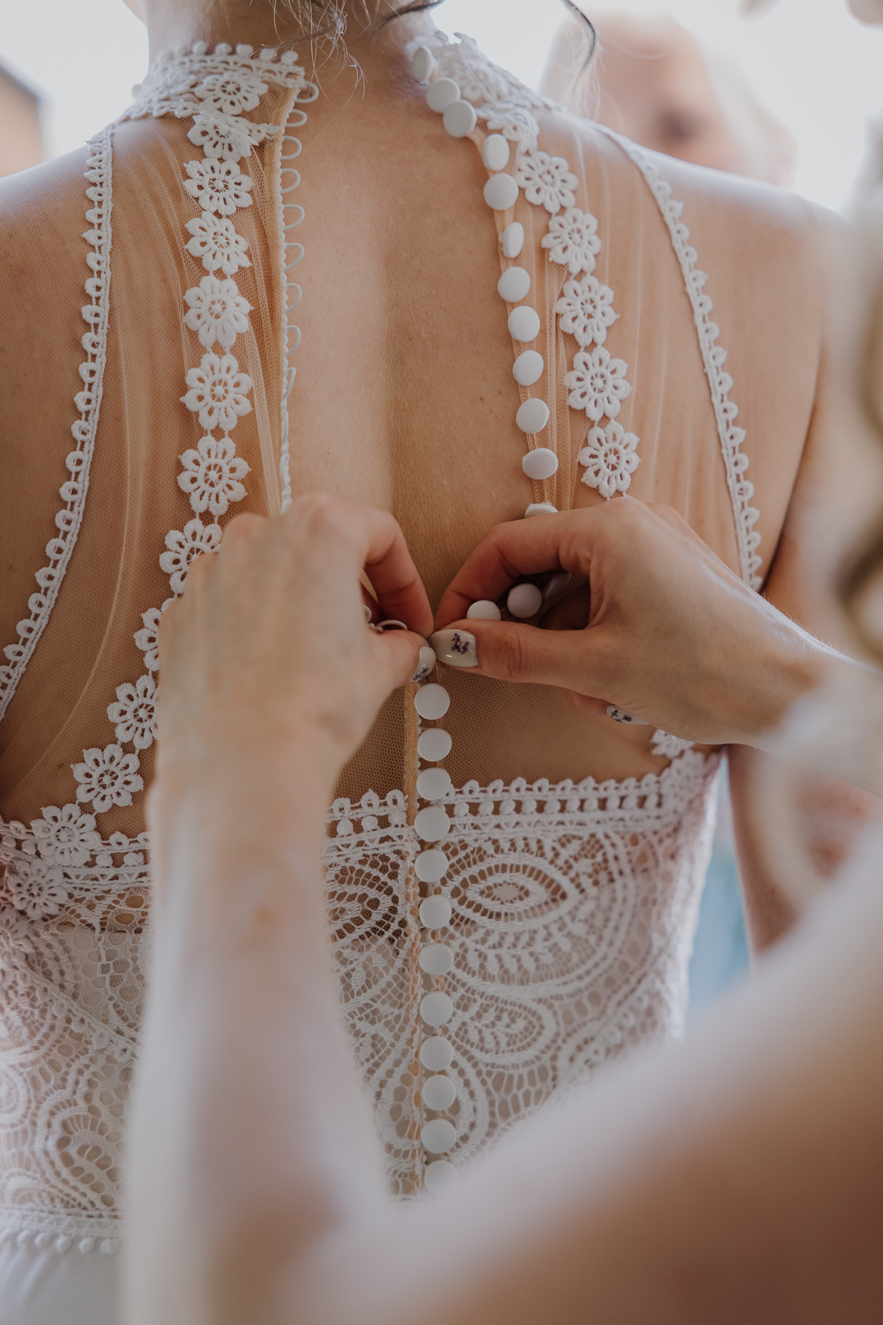 Druhna zapina suknię ślubną