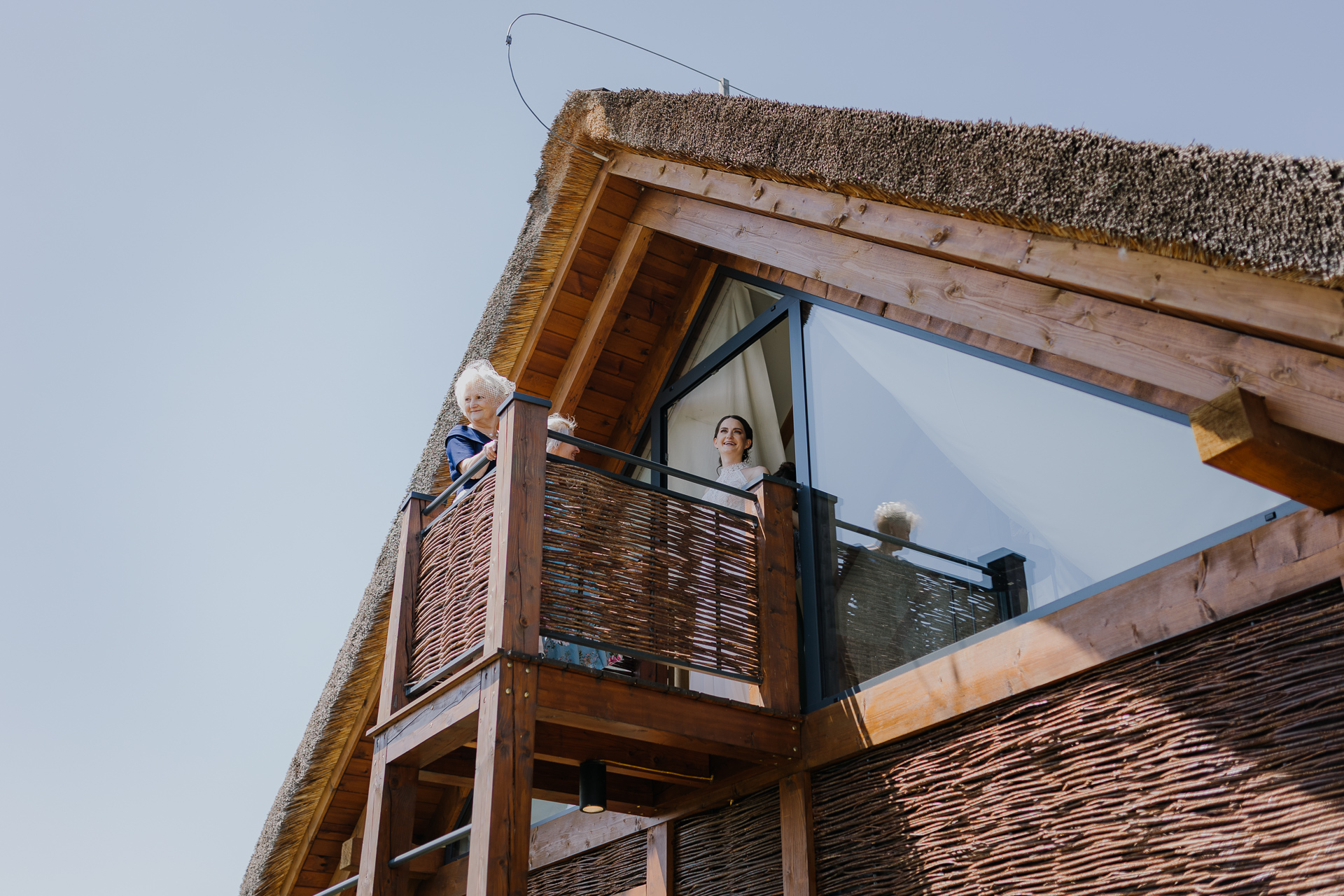 Mama, siostra i Panna Młoda w wesołym nastroju podczas przygotowań ślubnych