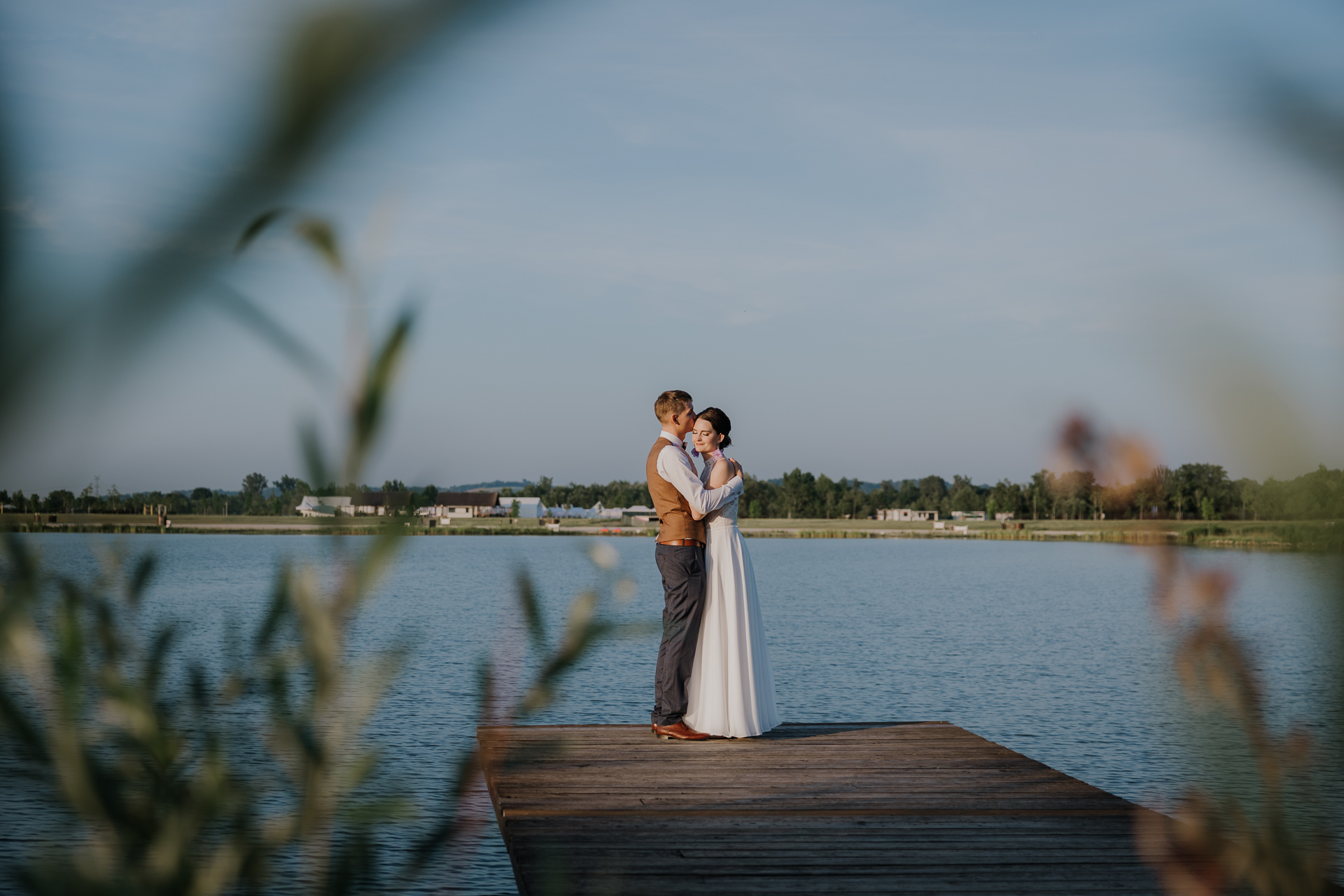 Para Młoda na pomoście w Kuter Port Nieznanowice