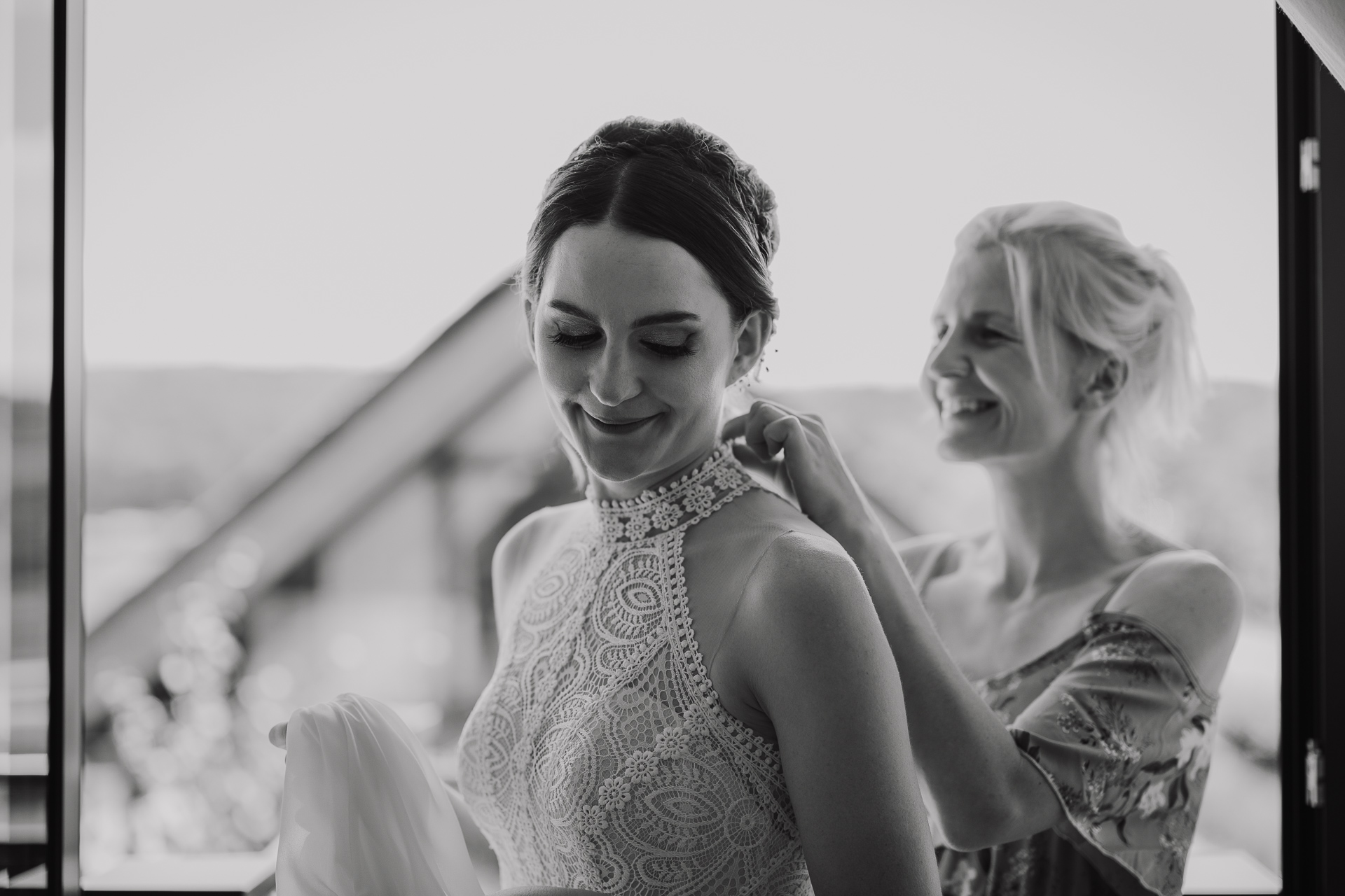 Siostra i Panna Młoda w wesołym nastroju podczas przygotowań ślubnych