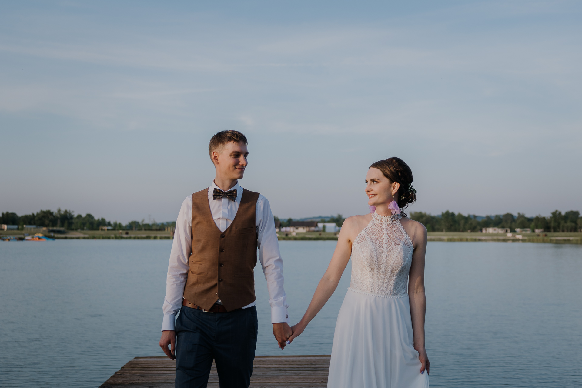 Para Młoda na pomoście w Kuter Port Nieznanowice