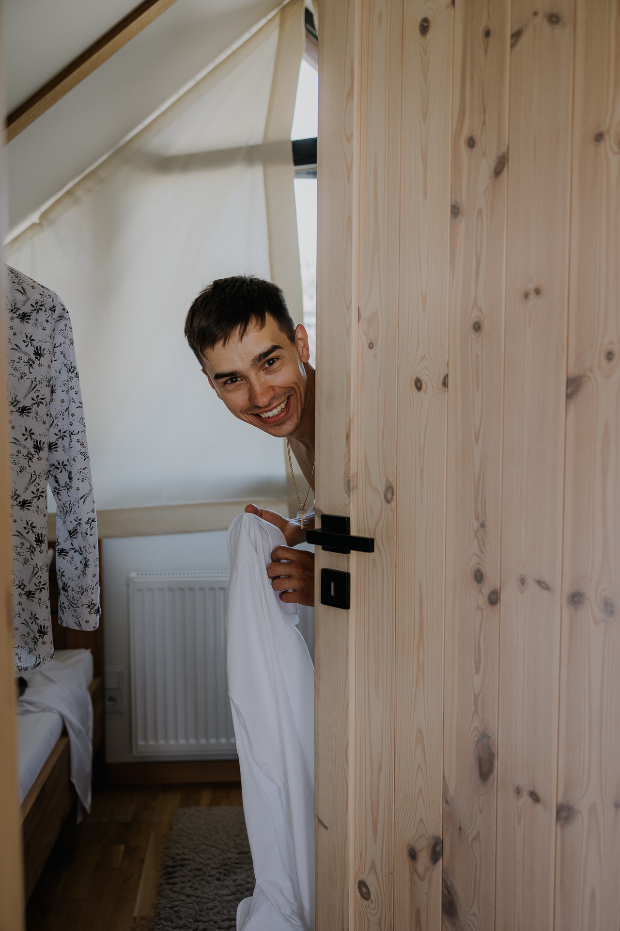 gosc weselny przyłapany na przebieraniu się