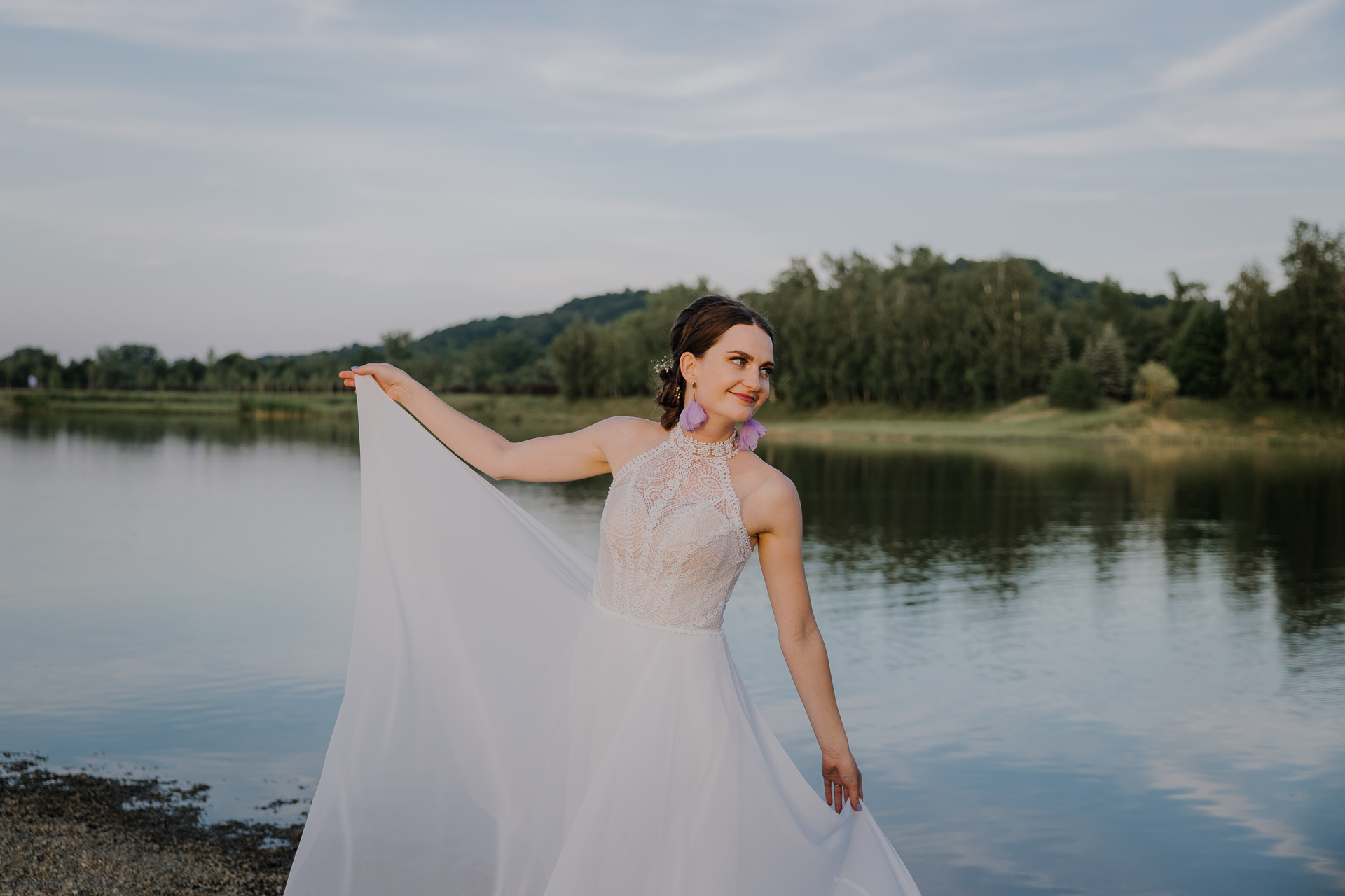 Panna Młoda podczas mini sesji w dniu ślubu w Kuter Port Nieznanowice