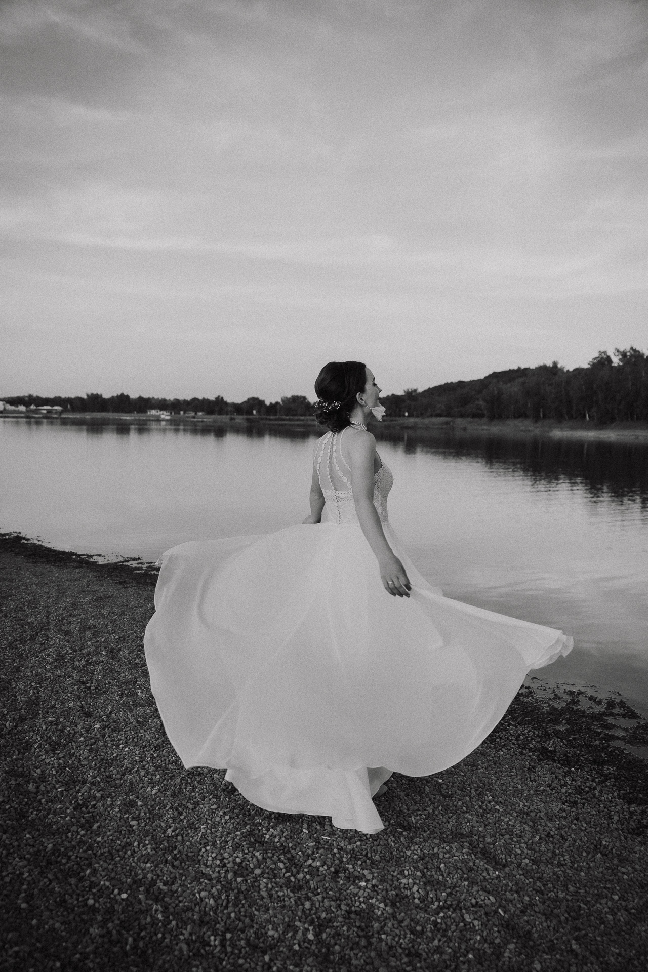 Panna Młoda podczas mini sesji w dniu ślubu w Kuter Port Nieznanowice