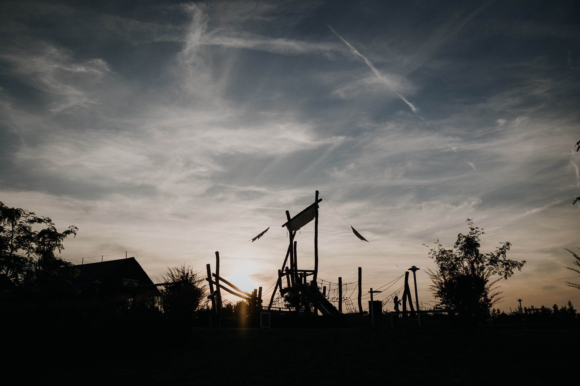 Kuter Port Nieznanowice w zachodzącym słońcu