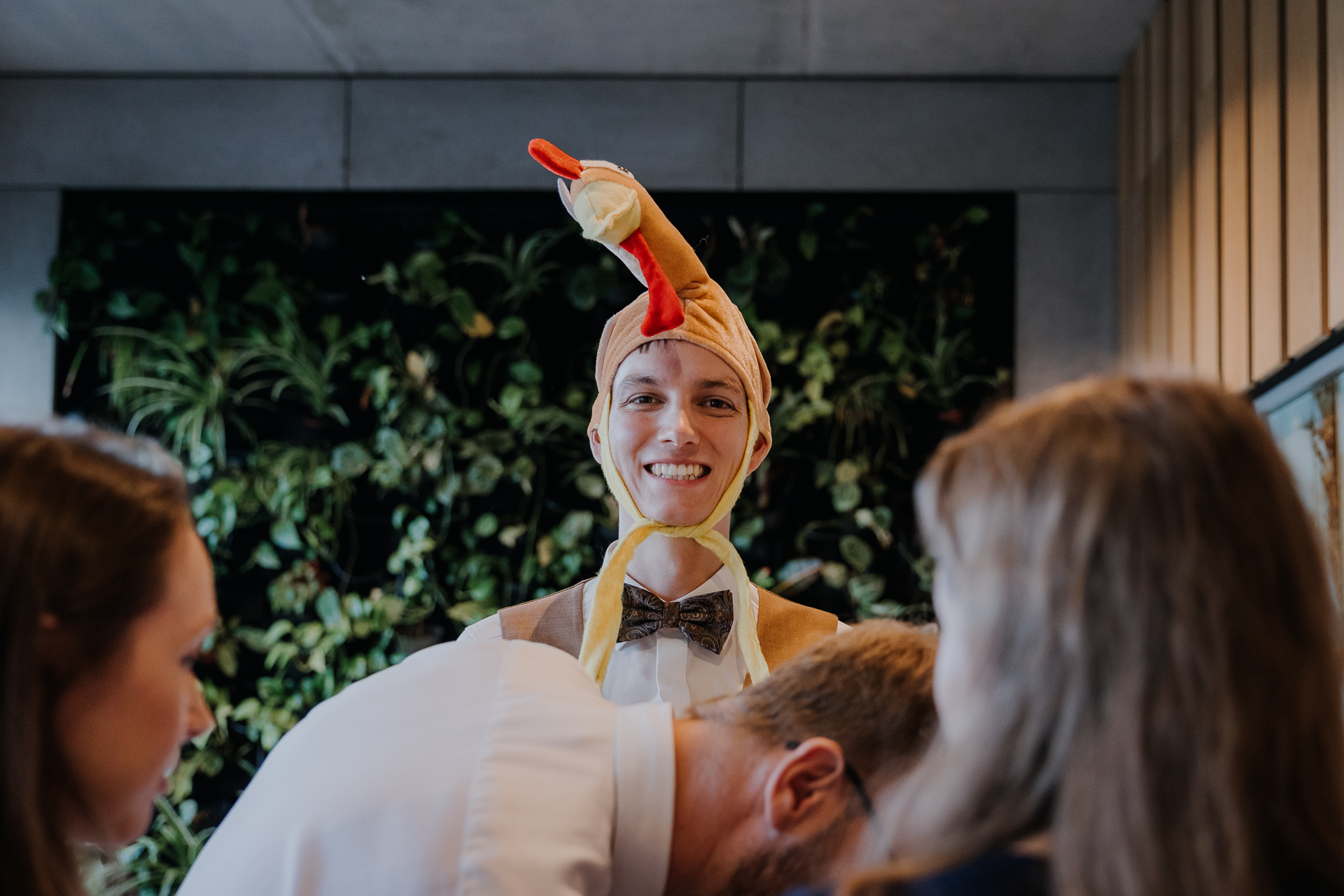 Pan Młody w śmiesznym przebraniu kury