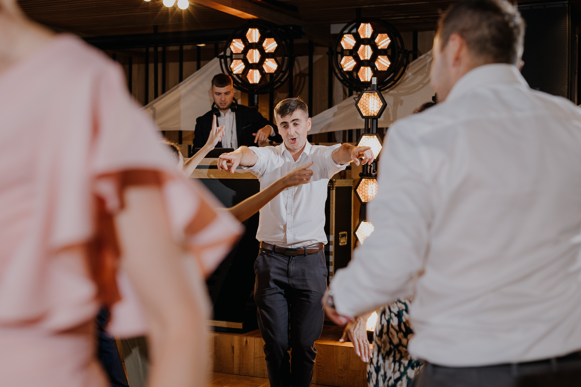 goście weselni tańczący sali weselnej