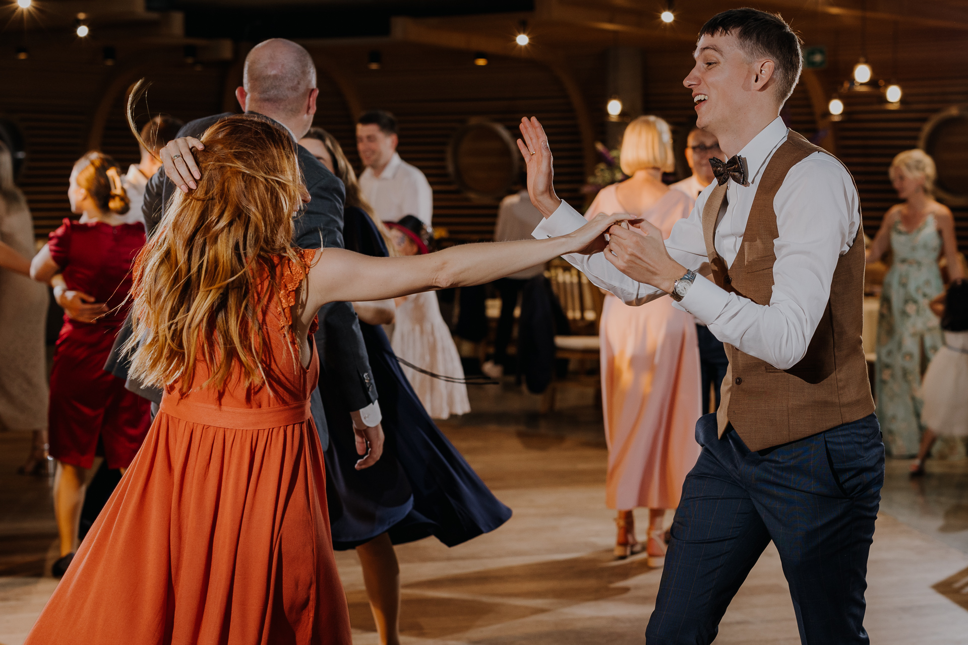 goście weselni tańczący sali weselnej