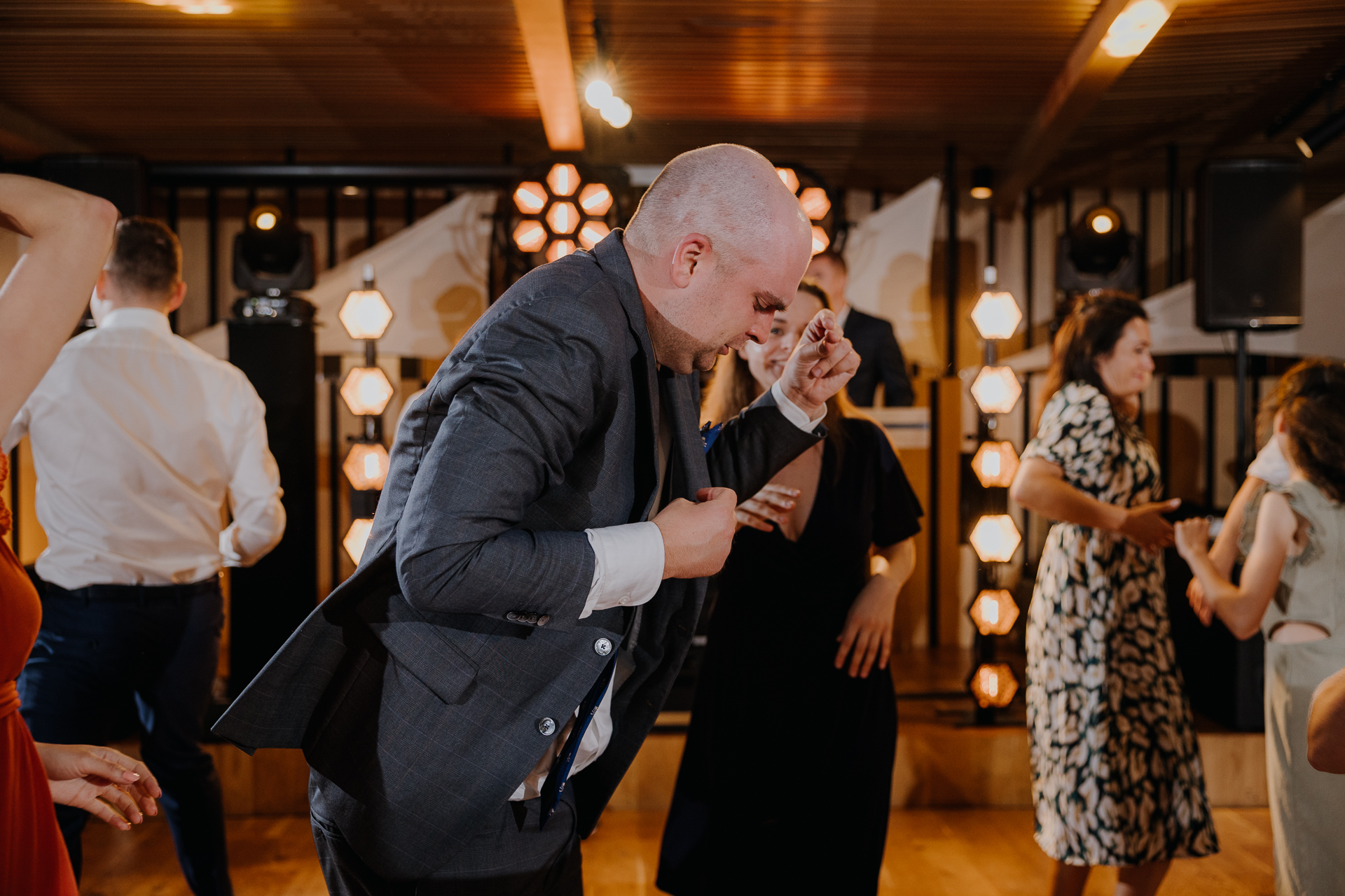 goście weselni tańczący sali weselnej