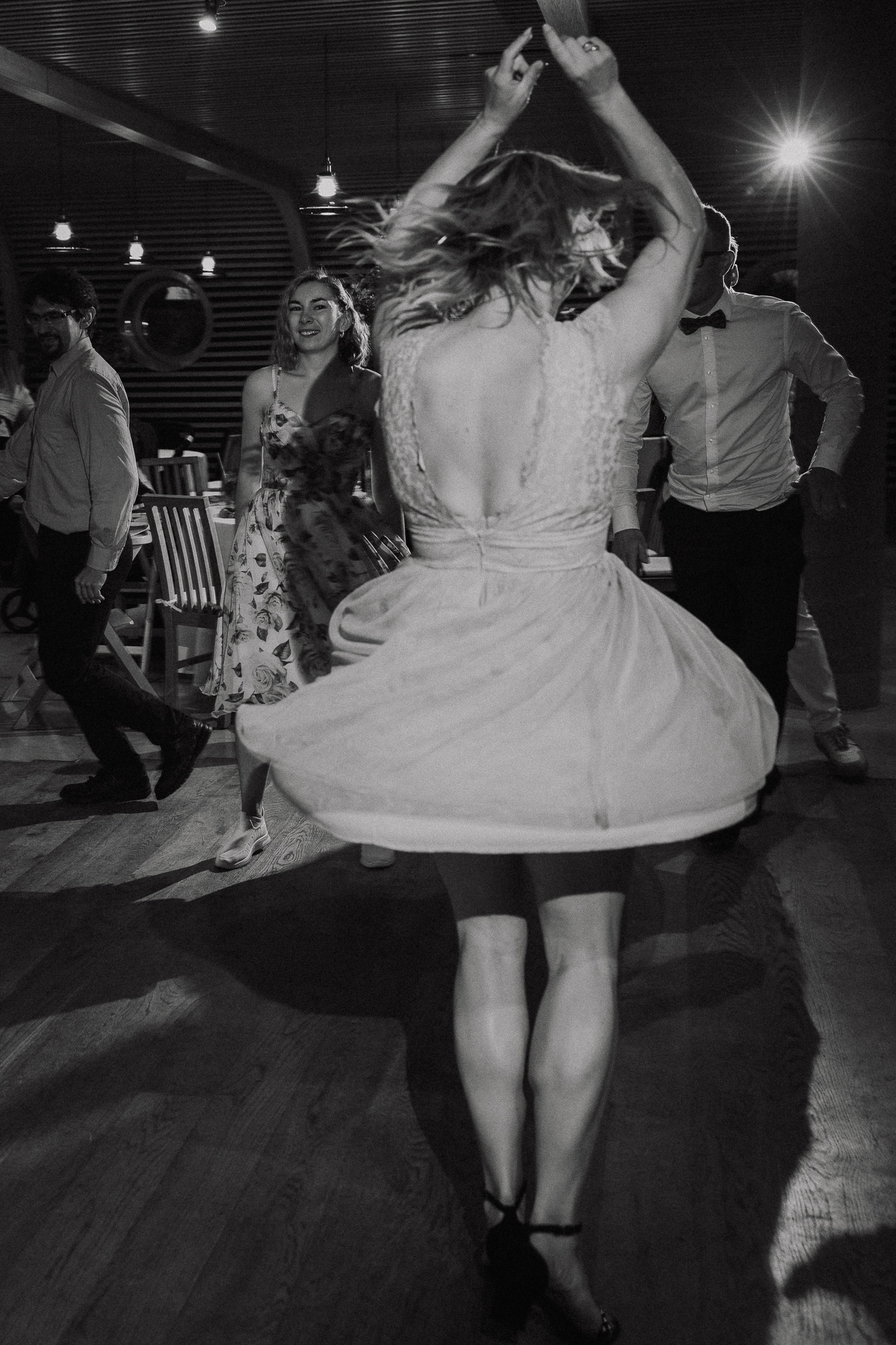 goście weselni tańczący sali weselnej