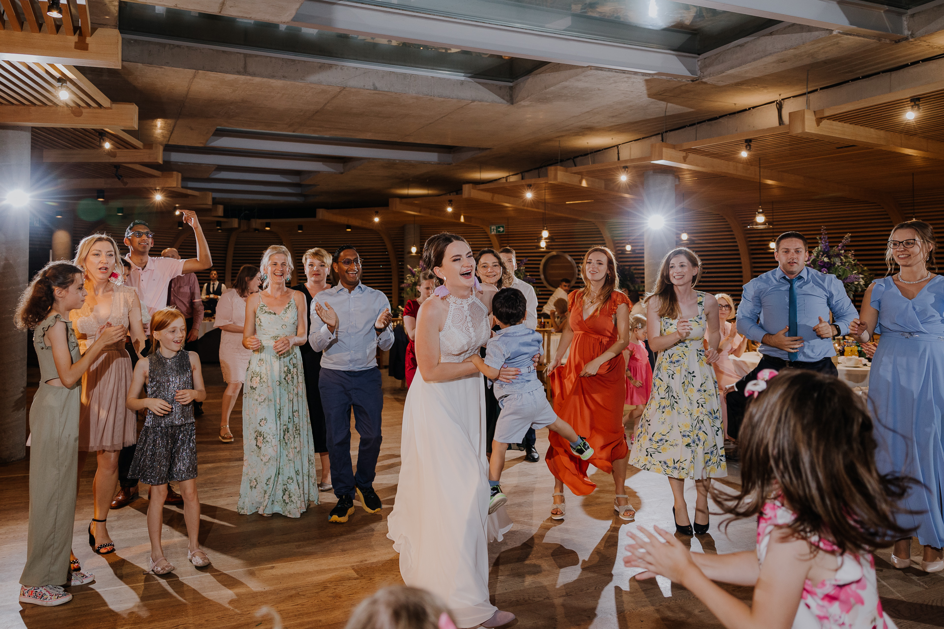 goście weselni tańczący sali weselnej