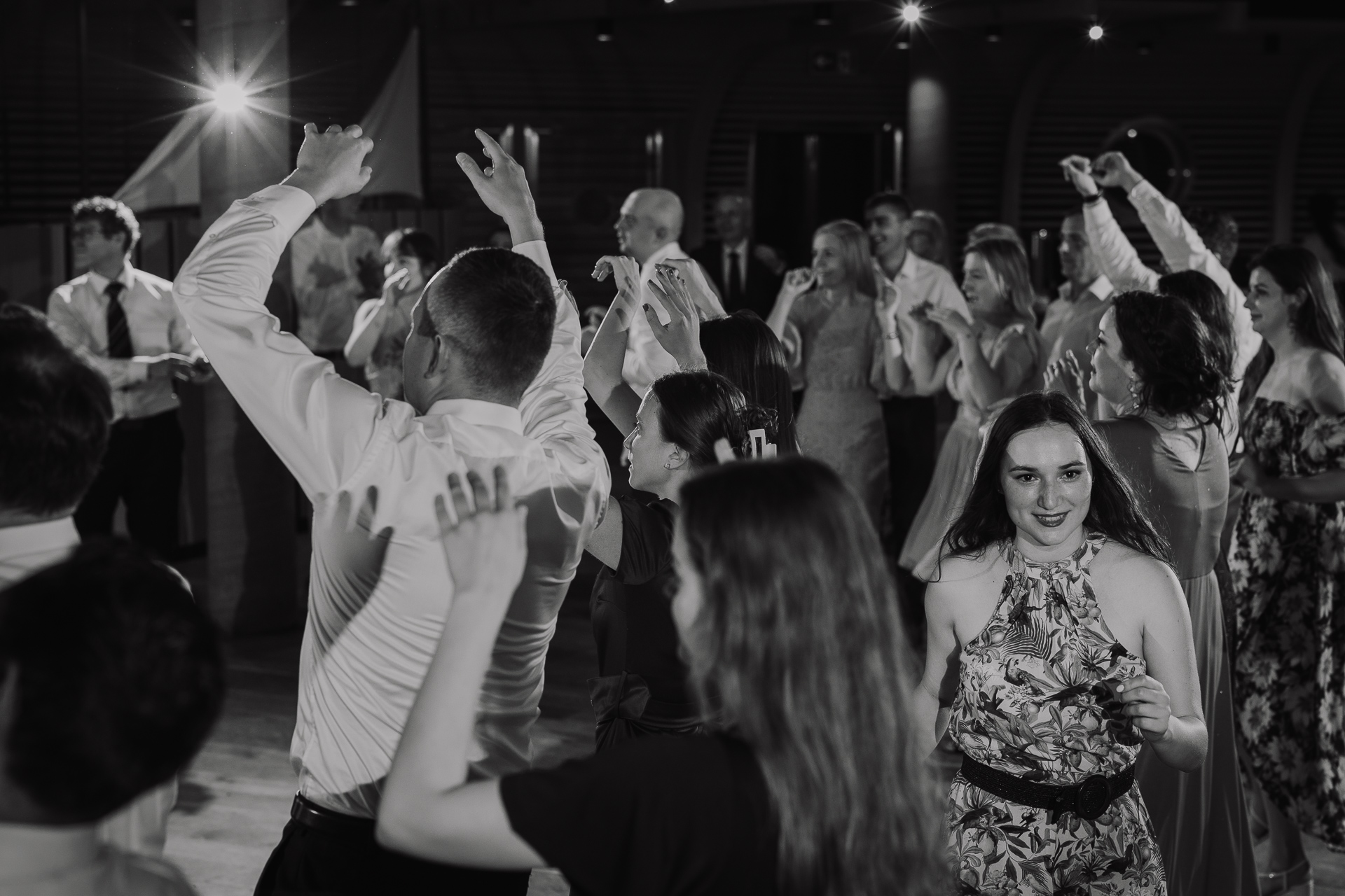 goście weselni tańczący sali weselnej