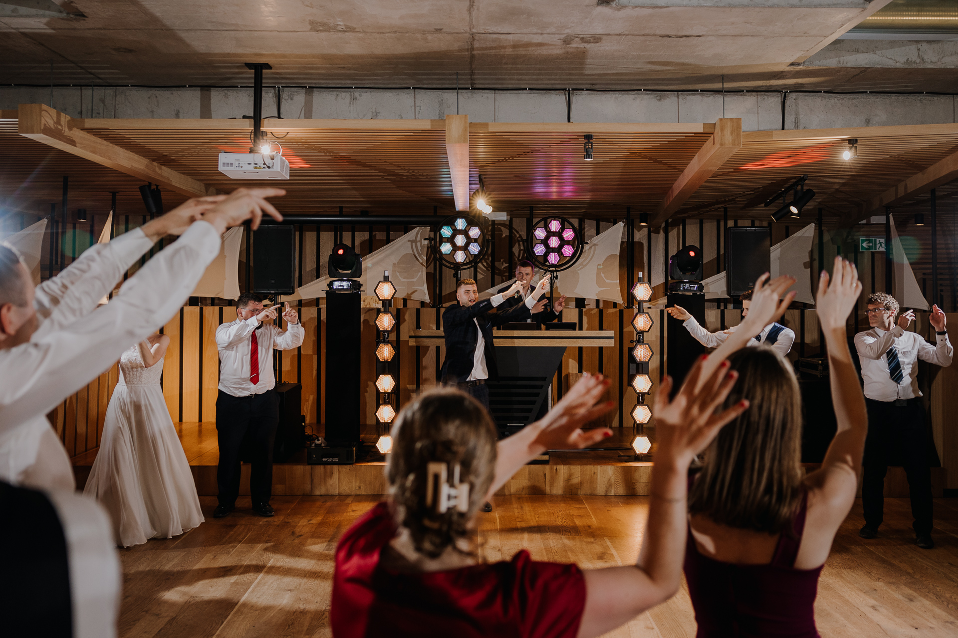 goście weselni tańczący sali weselnej