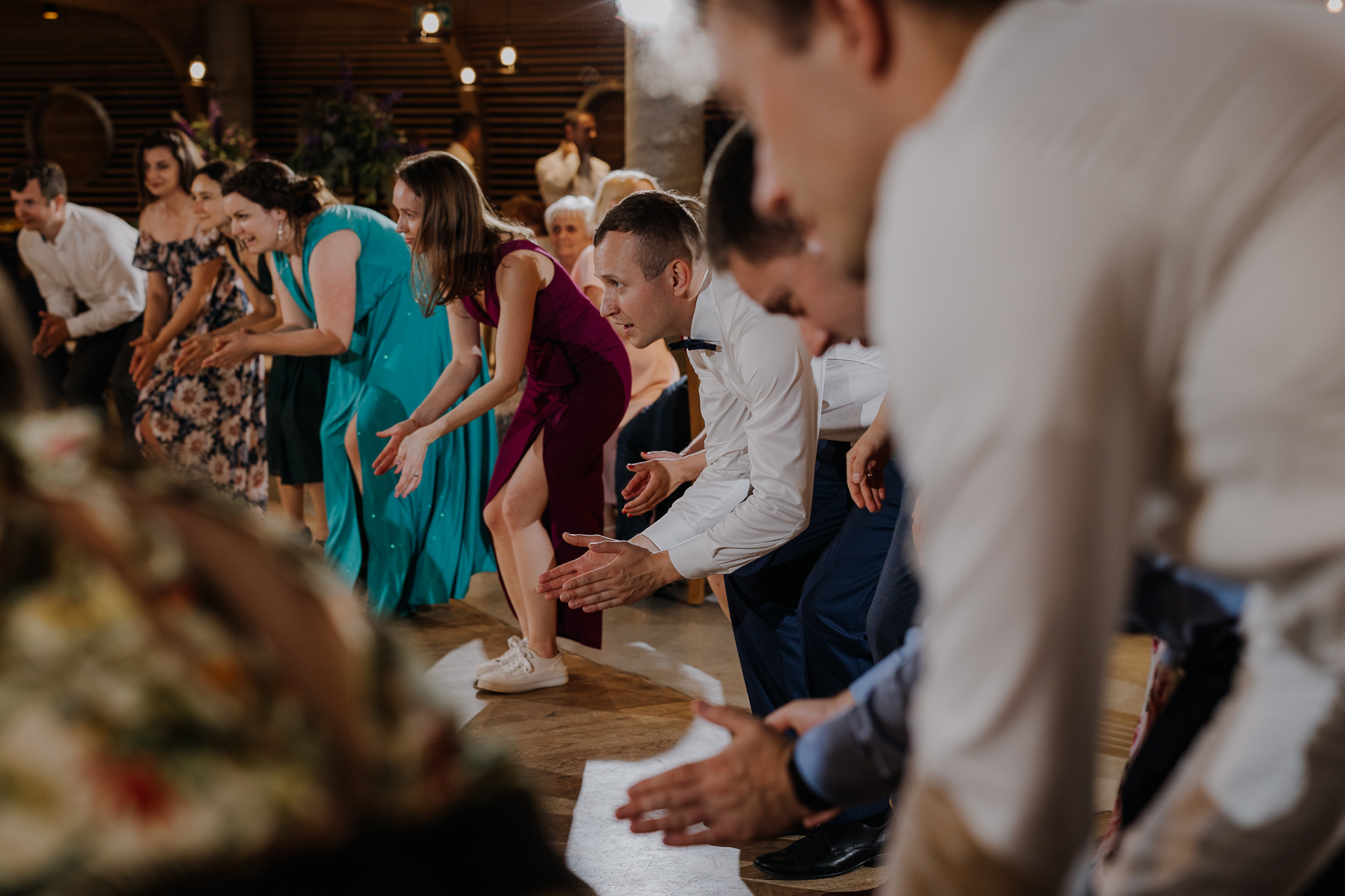goście weselni tańczący sali weselnej