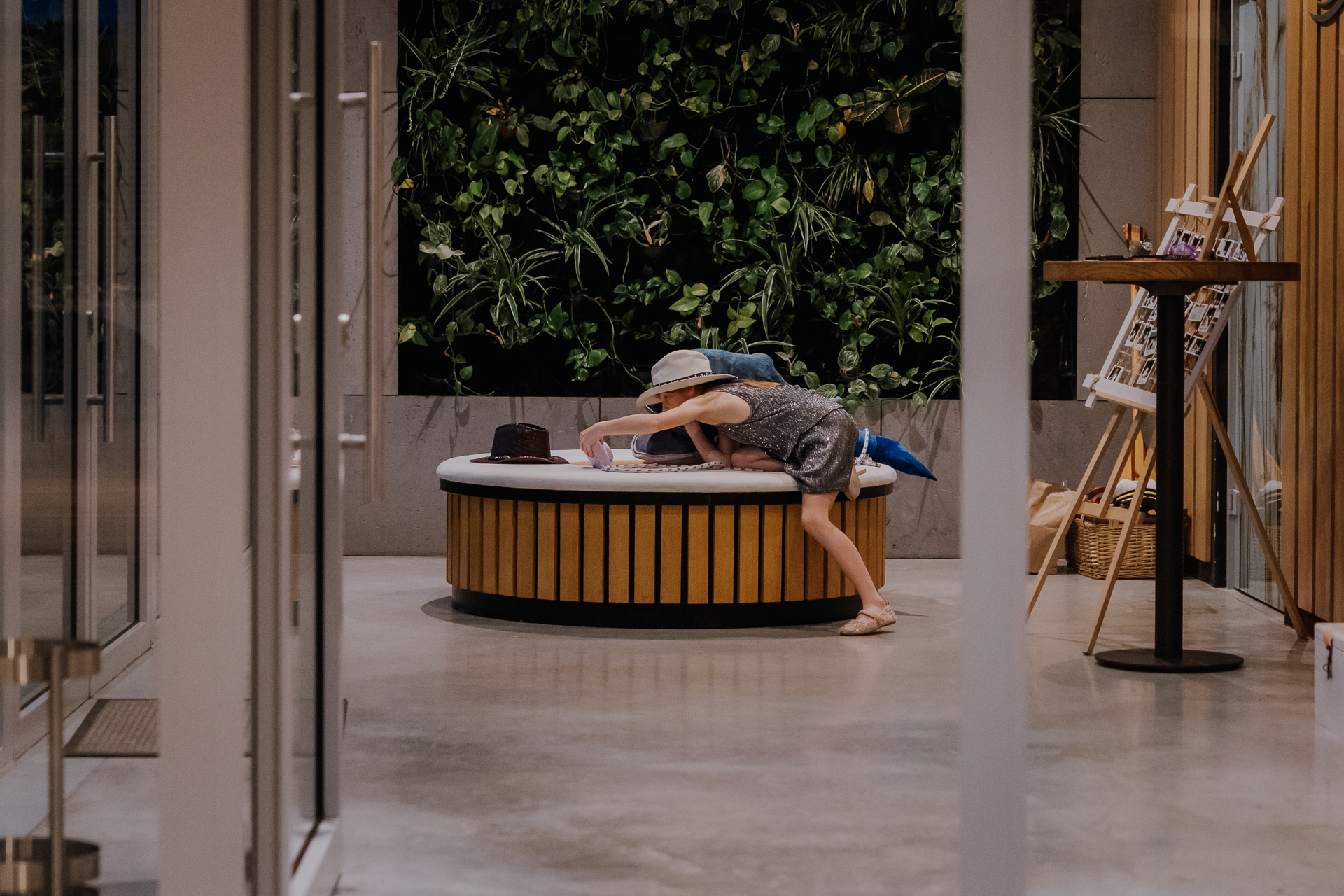 goście weselni tańczący sali weselnej