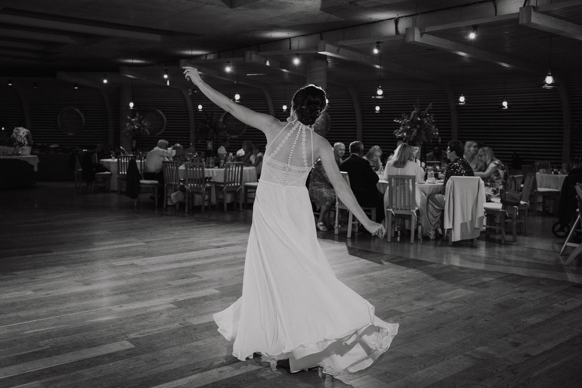 Panna Młoda tańczy na sali weselnej