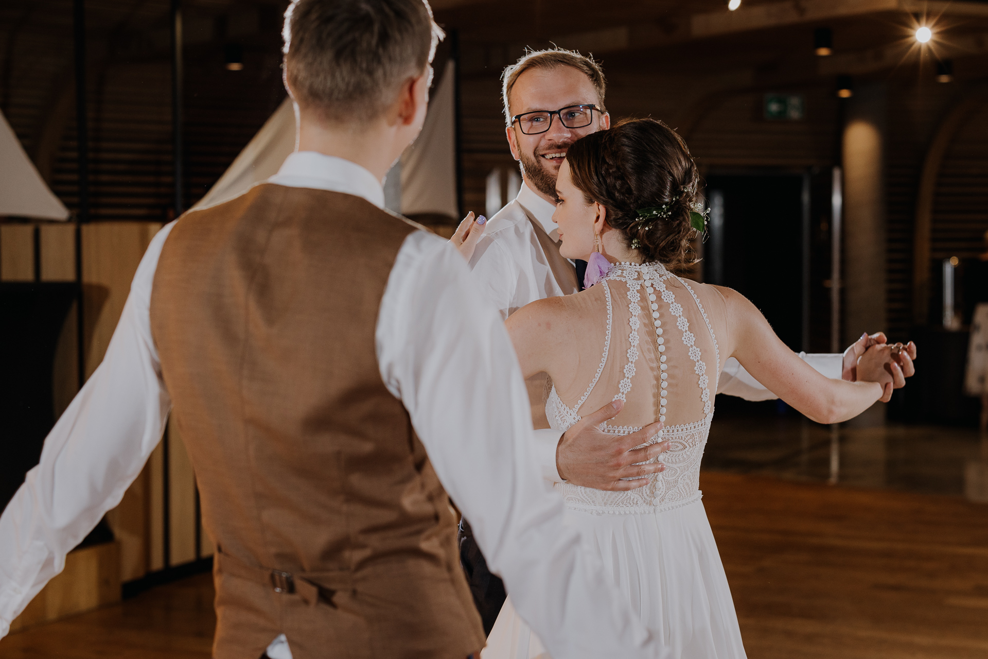 goście weselni tańczący na sali weselnej