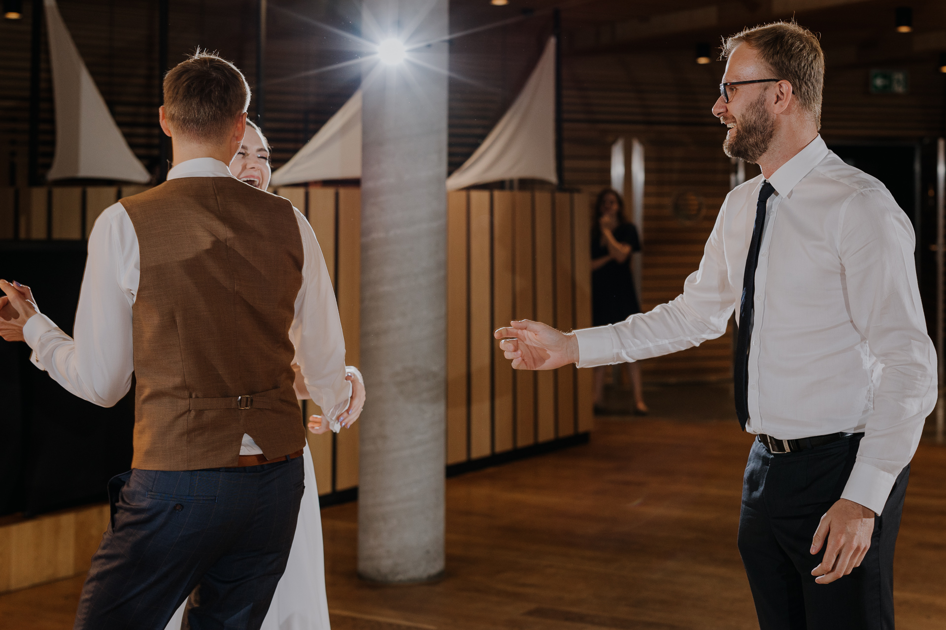 goście weselni tańczący na sali weselnej